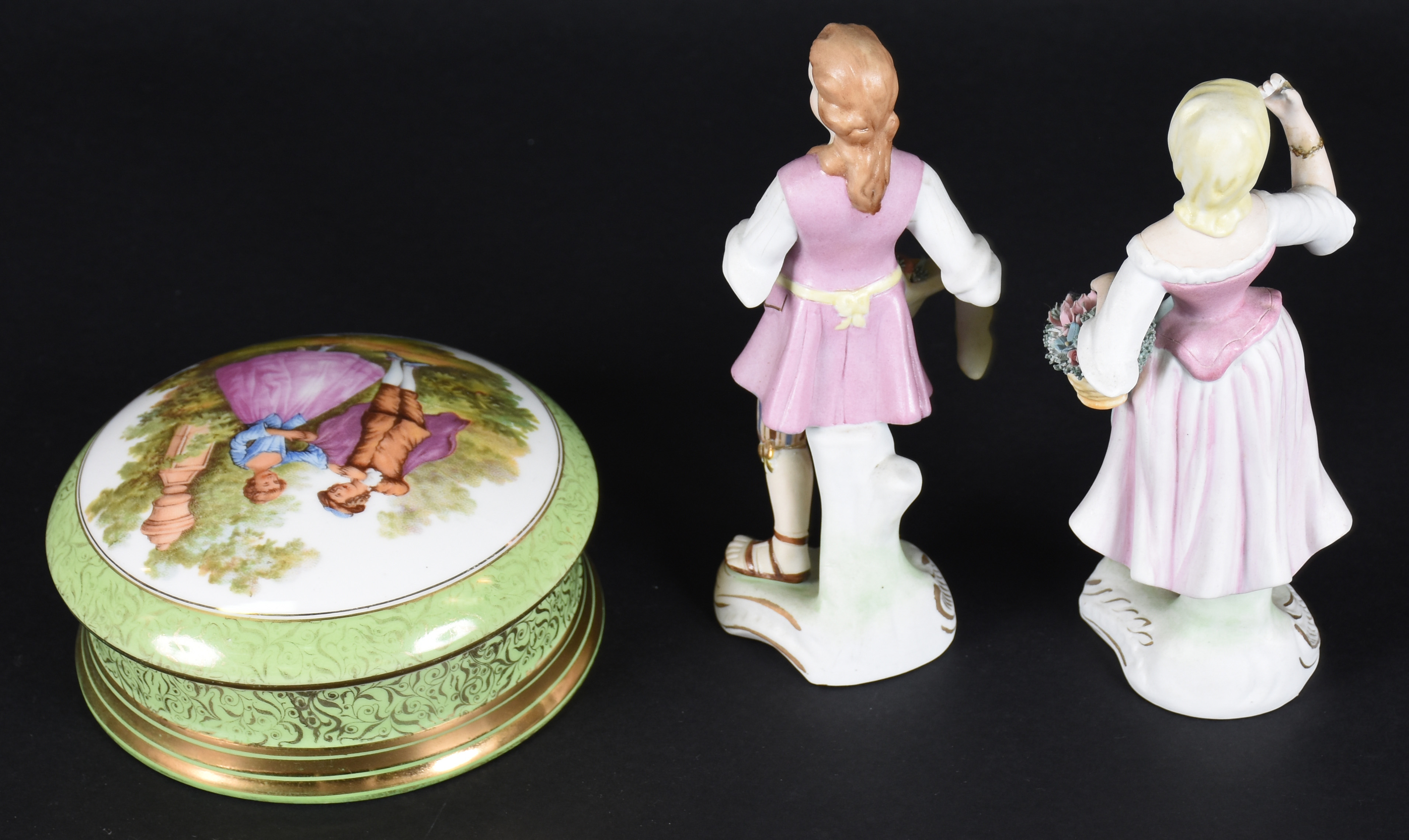 Três peças diversas de porcelana, sendo: casal de camponeses em... - foto 2 de 5