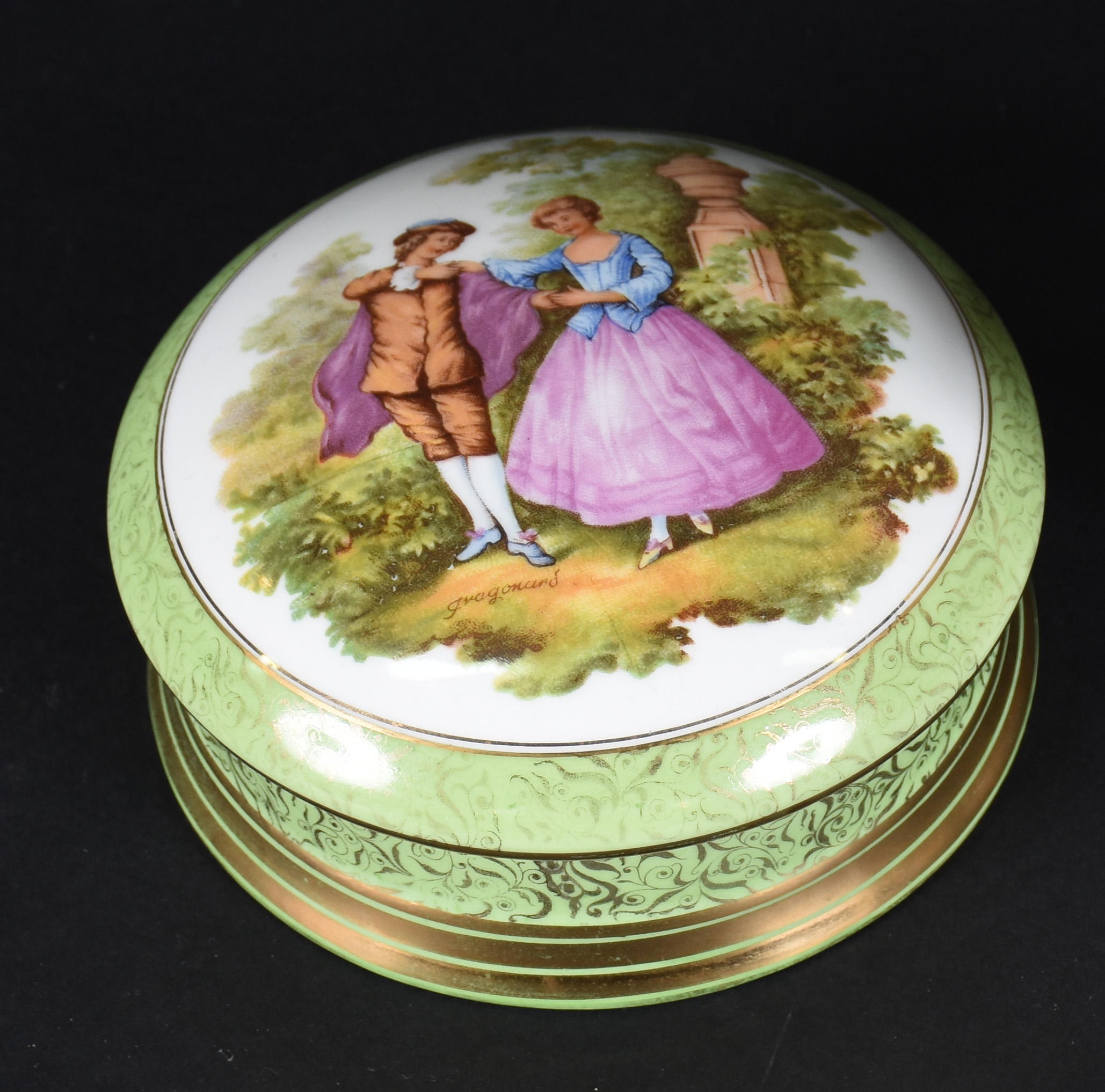 Três peças diversas de porcelana, sendo: casal de camponeses em... - foto 3 de 5