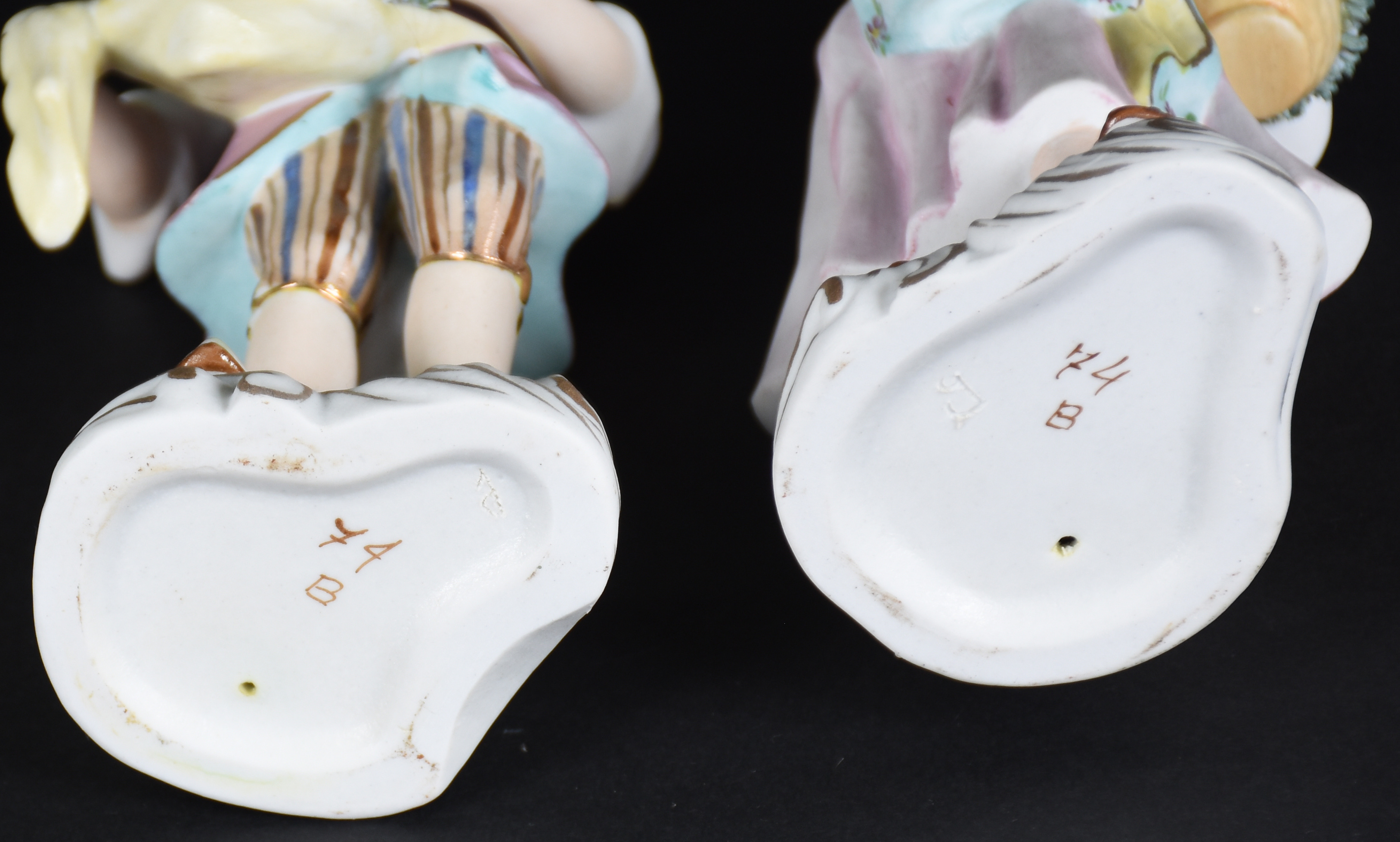 Três peças diversas de porcelana, sendo: casal de camponeses em... - foto 4 de 5