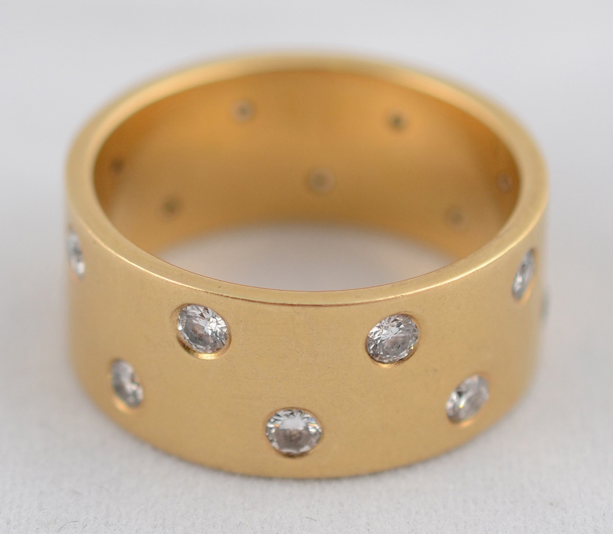 Aliança de ouro amarelo 18 k com 16 brilhantes em todo o aro. Peso...