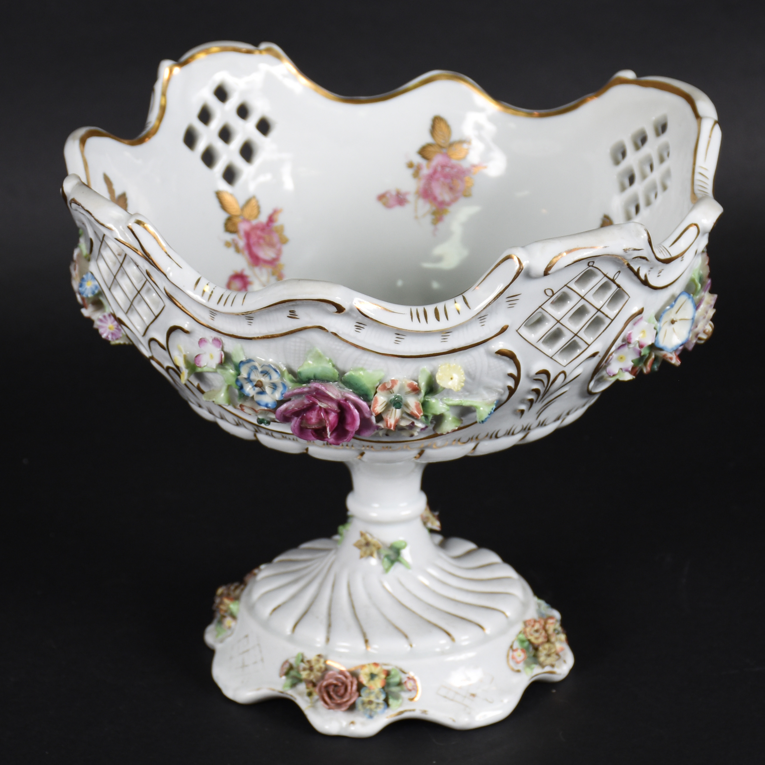 Centro de mesa de porcelana branca com flores em relevo policromado e... - foto 1 de 3