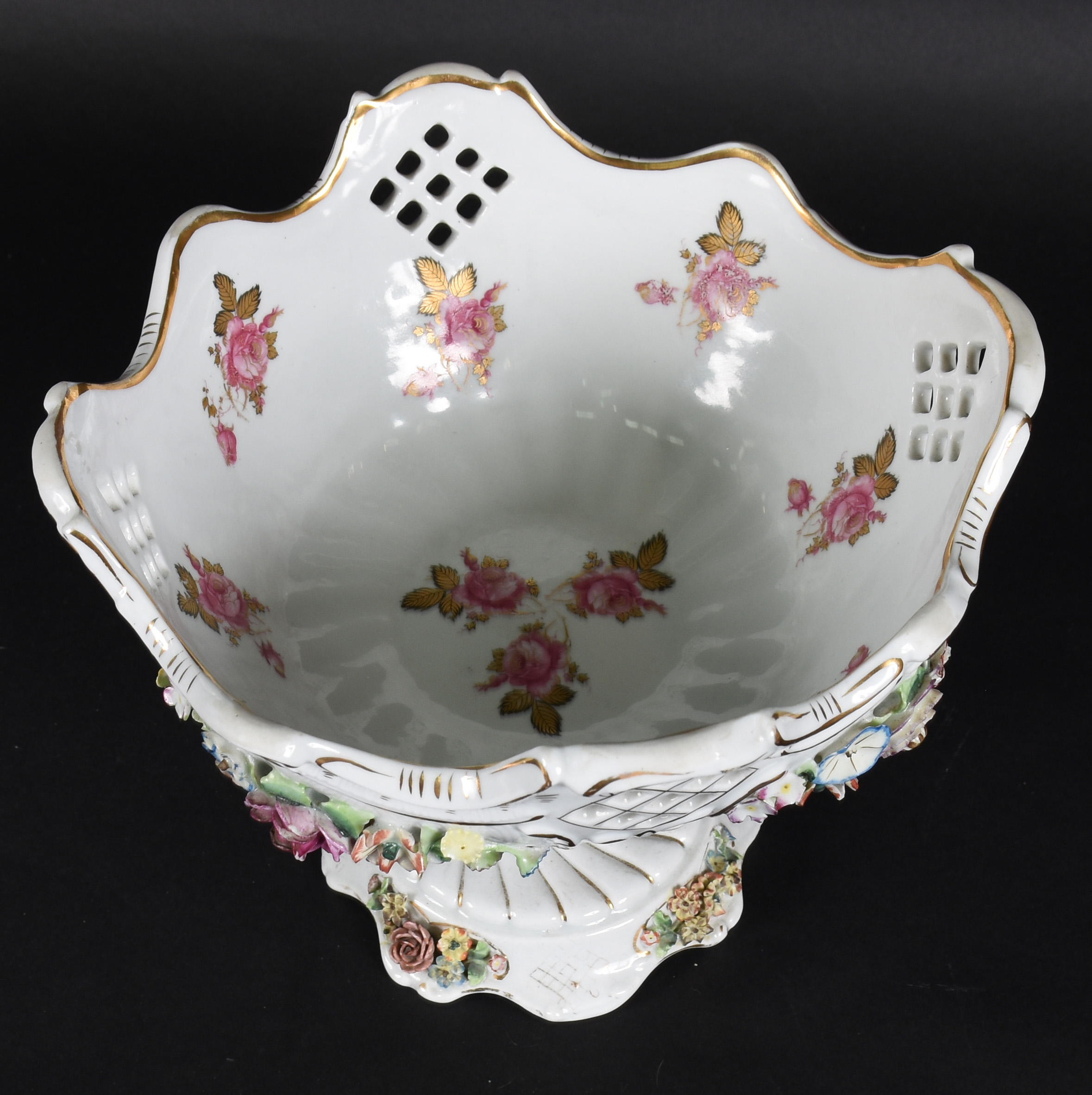 Centro de mesa de porcelana branca com flores em relevo policromado e... - foto 2 de 3
