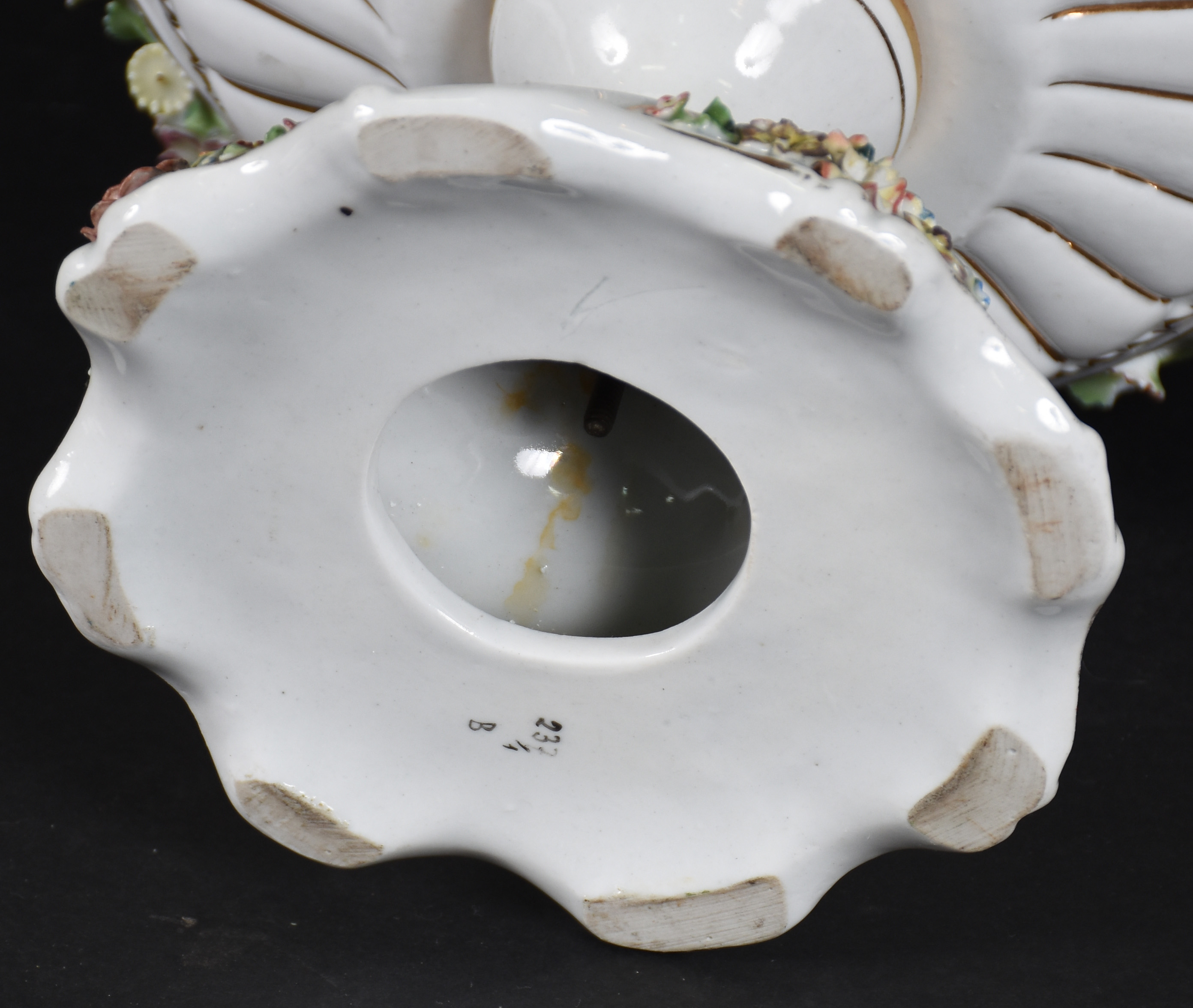 Centro de mesa de porcelana branca com flores em relevo policromado e... - foto 3 de 3