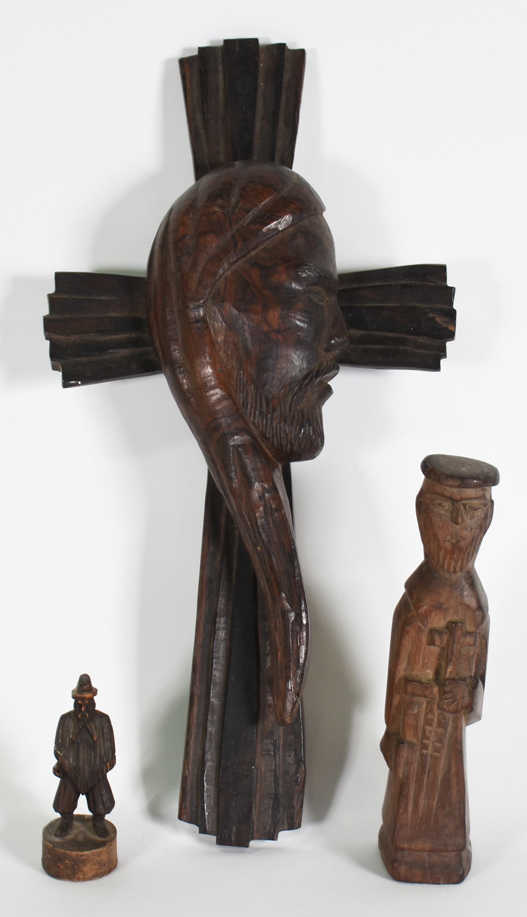 Tres peças de madeira - Arte popular , sendo: Figura de Cristo... - foto 1 de 4