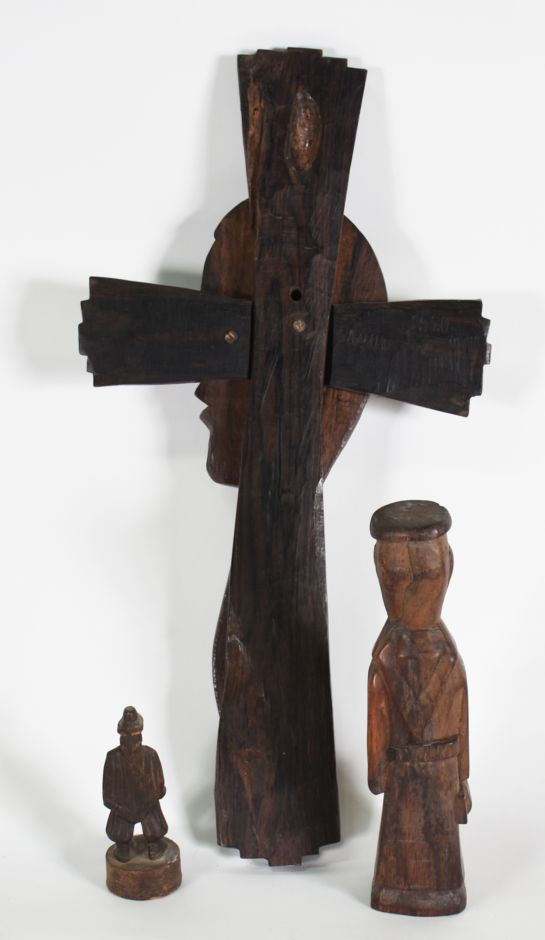 Tres peças de madeira - Arte popular , sendo: Figura de Cristo... - foto 2 de 4