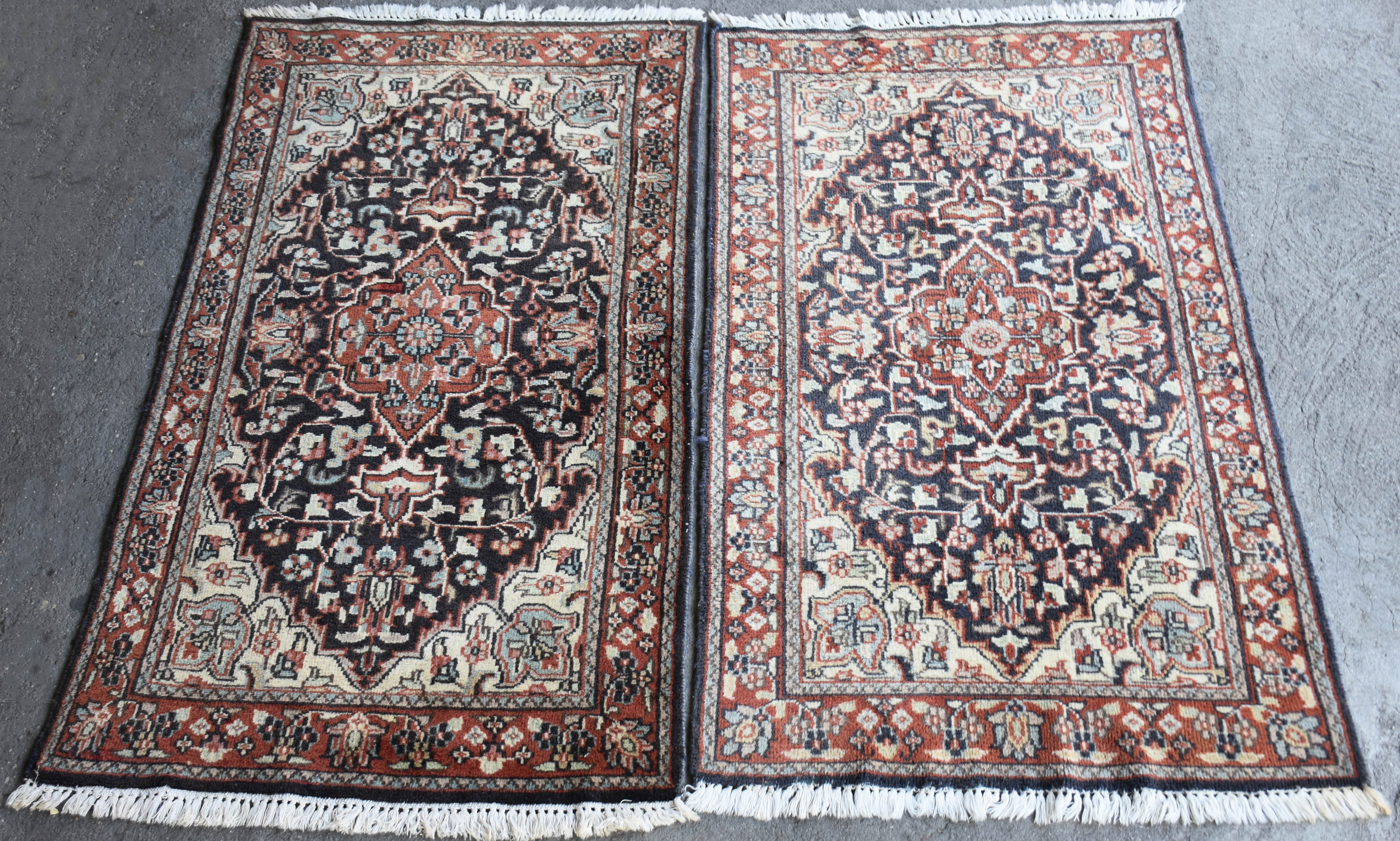 Par de tapete Tabriz med. 1,57 x 0,86 m e 1,51 x 0,90 m.