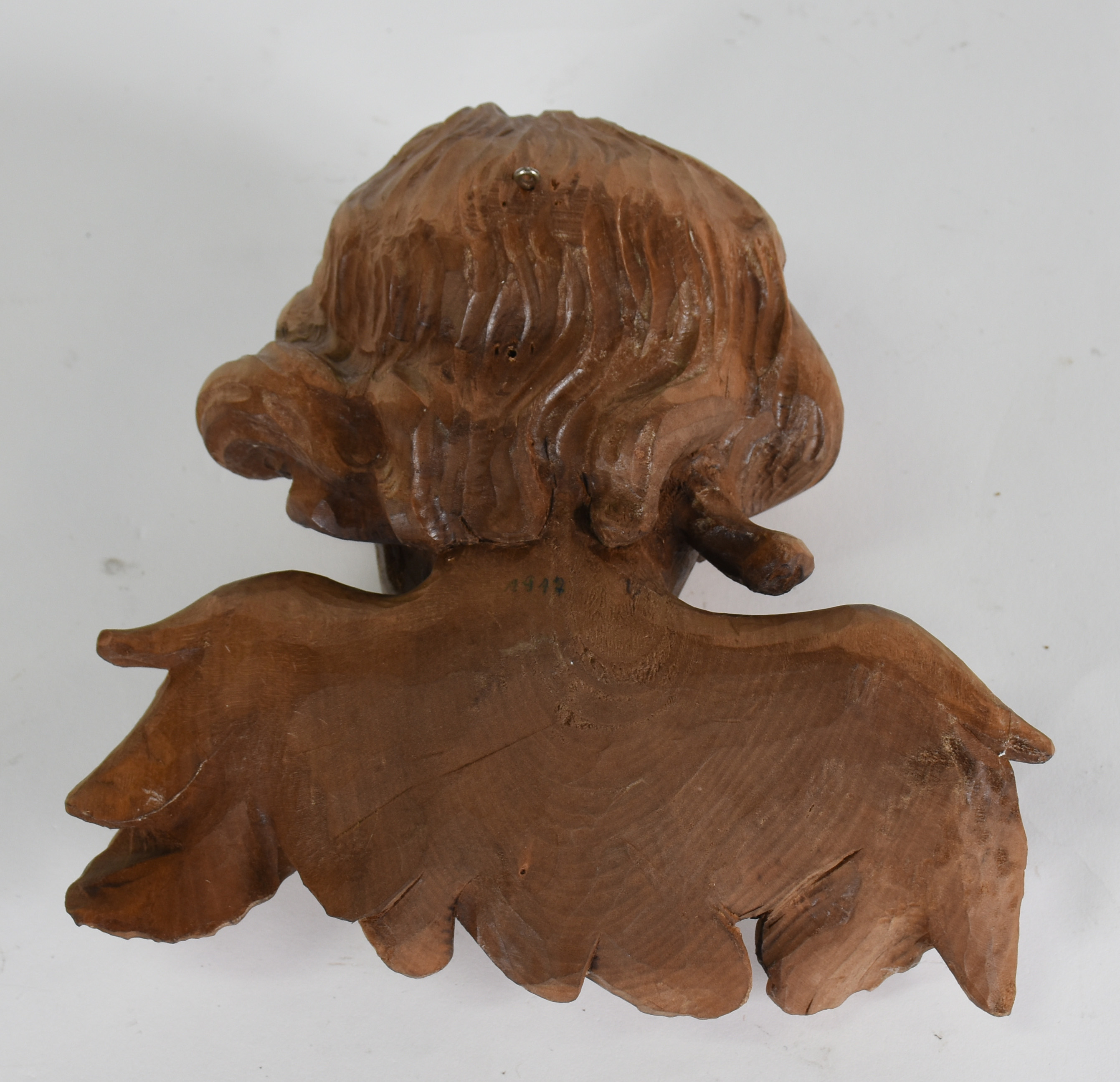 Cabeça de anjo de madeira entalhada. - foto 2 de 2