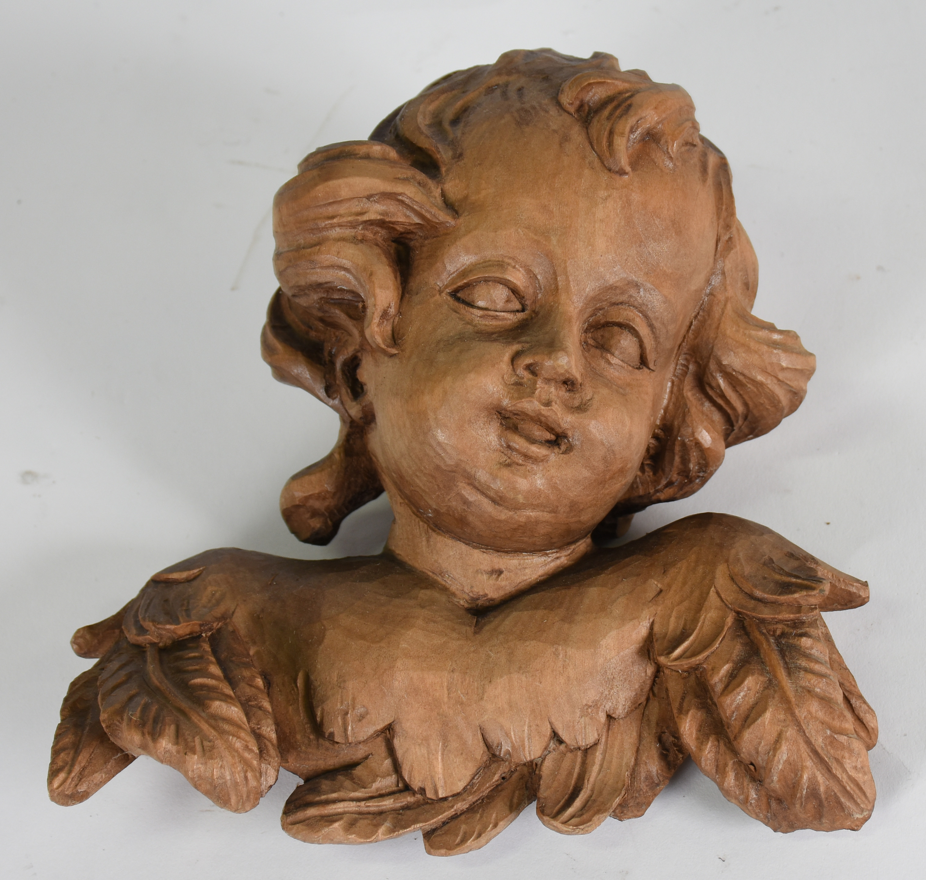 Cabeça de anjo de madeira entalhada. - foto 1 de 2