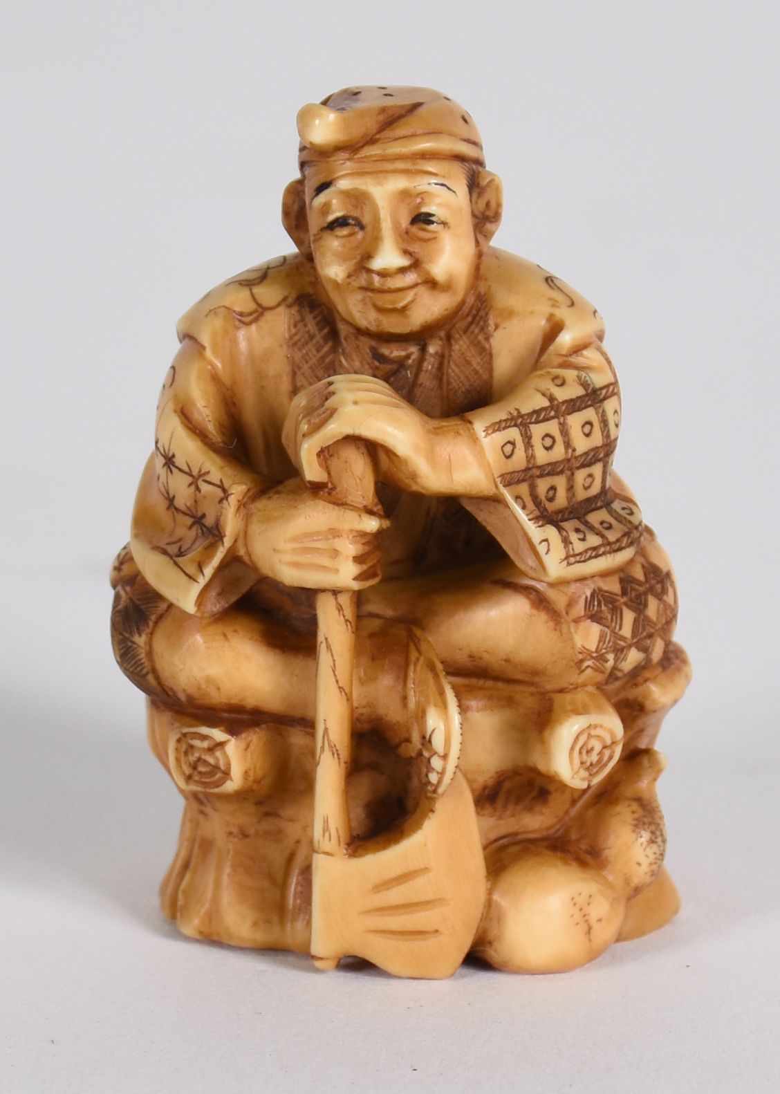 Netsuke de marfim representando Lenhador com machado, assinado na... - foto 1 de 3