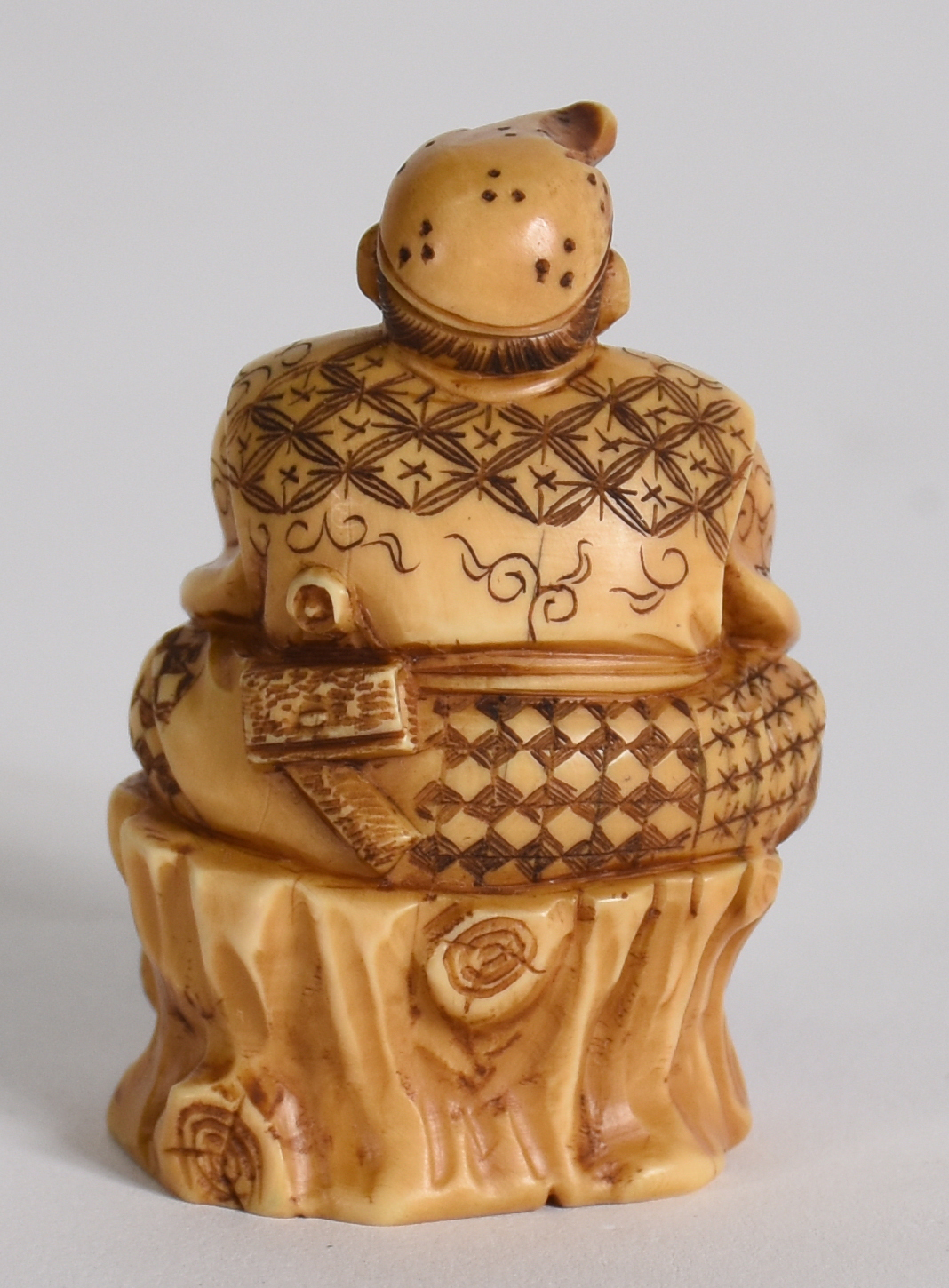 Netsuke de marfim representando Lenhador com machado, assinado na... - foto 2 de 3