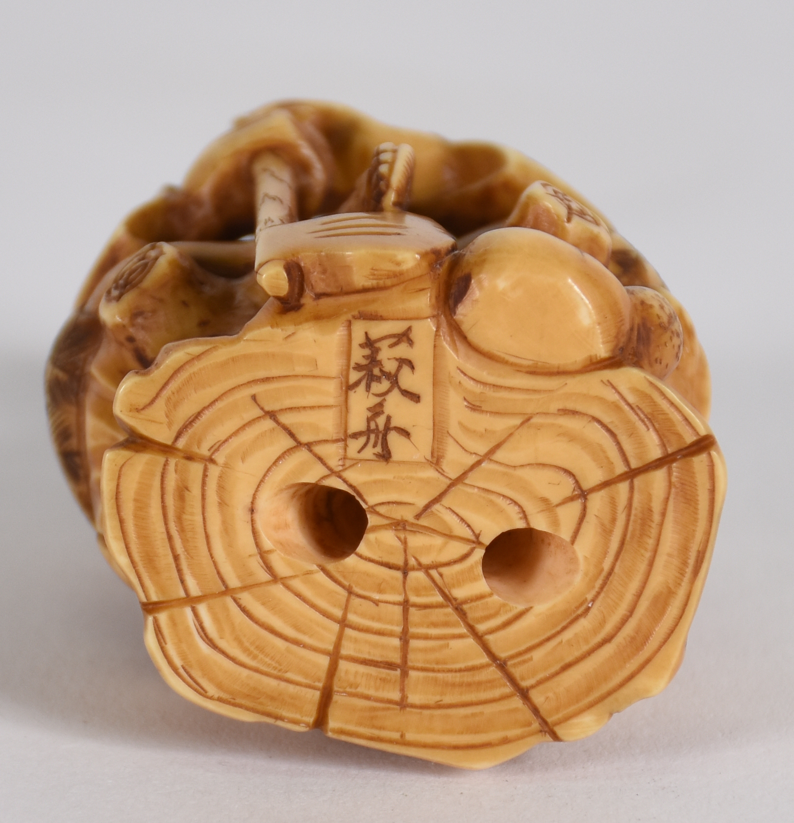 Netsuke de marfim representando Lenhador com machado, assinado na... - foto 3 de 3