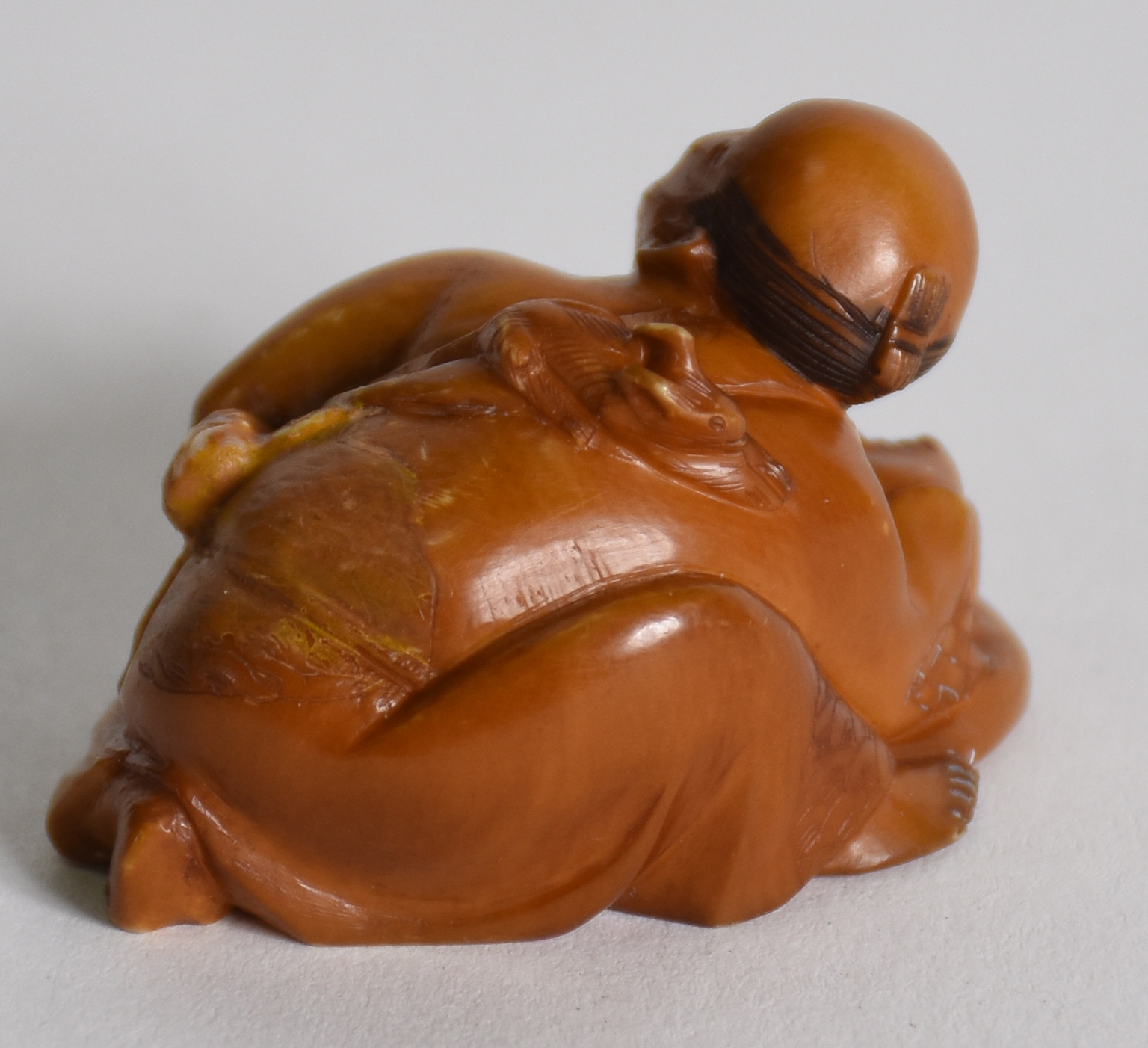 Netsuke de marfim representando Homem com ratinho nas costas... - foto 2 de 3