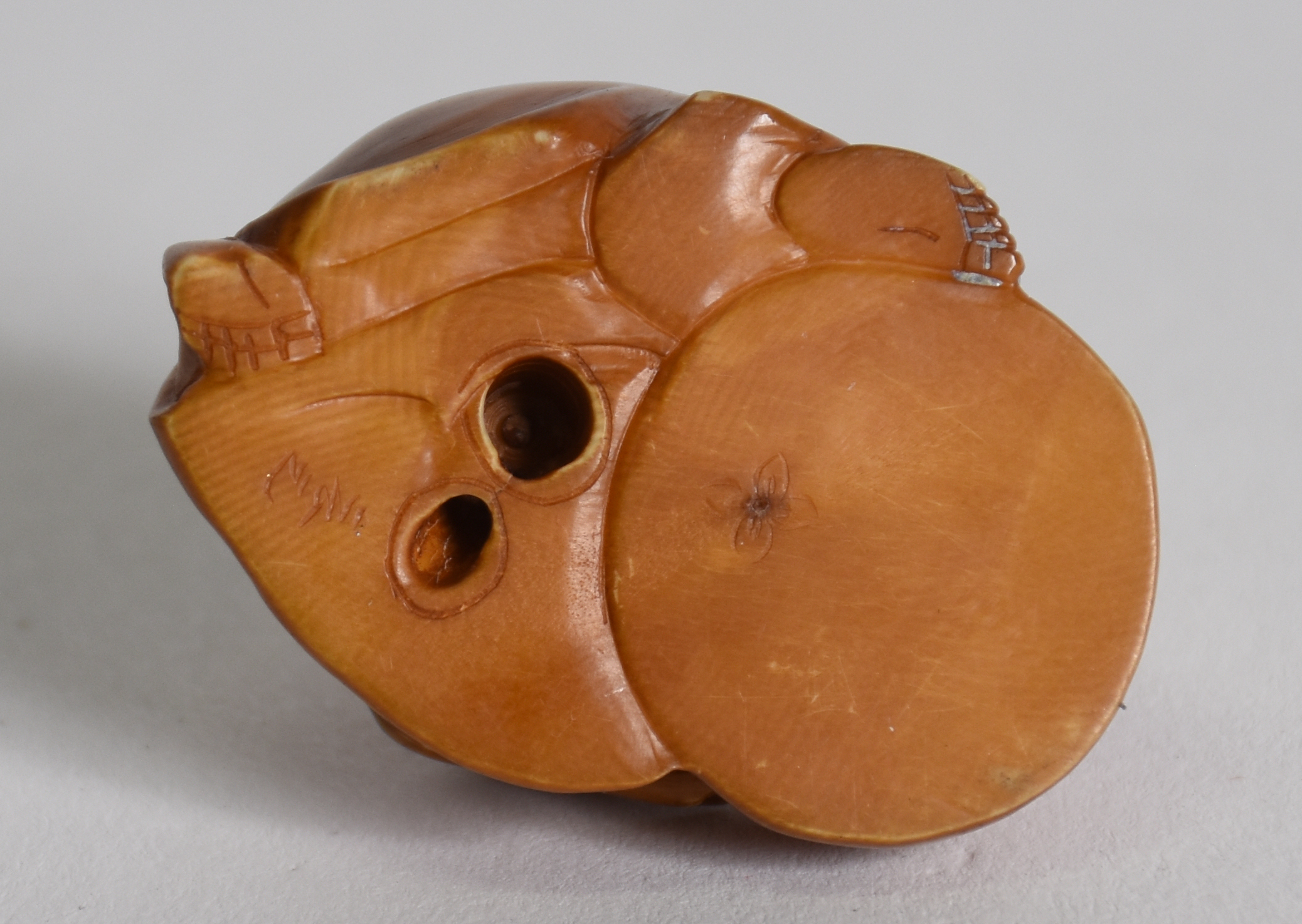 Netsuke de marfim representando Homem com ratinho nas costas... - foto 3 de 3