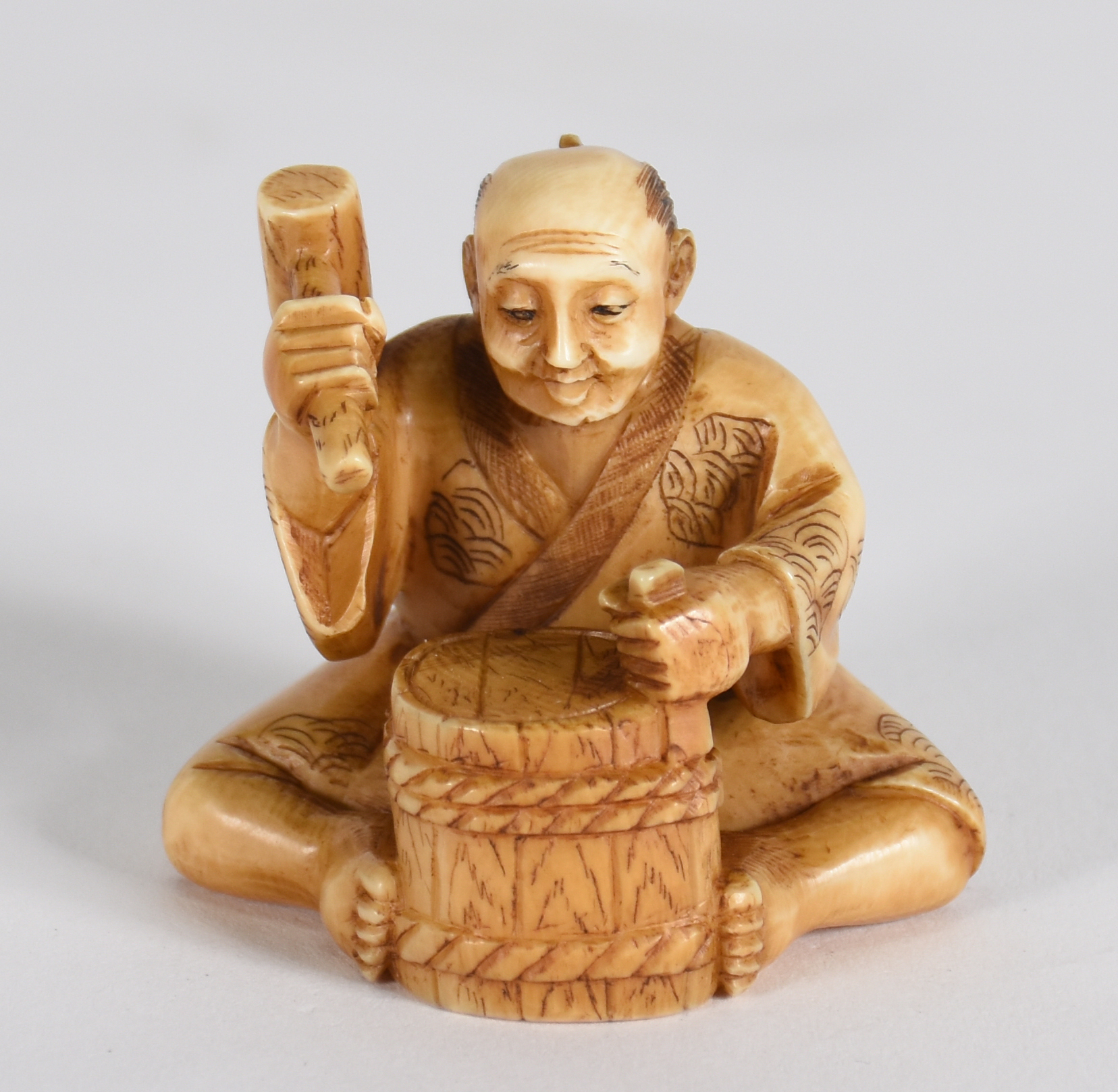 Netsuke de marfim representando Homem com martelo, assinado na base. - foto 1 de 3