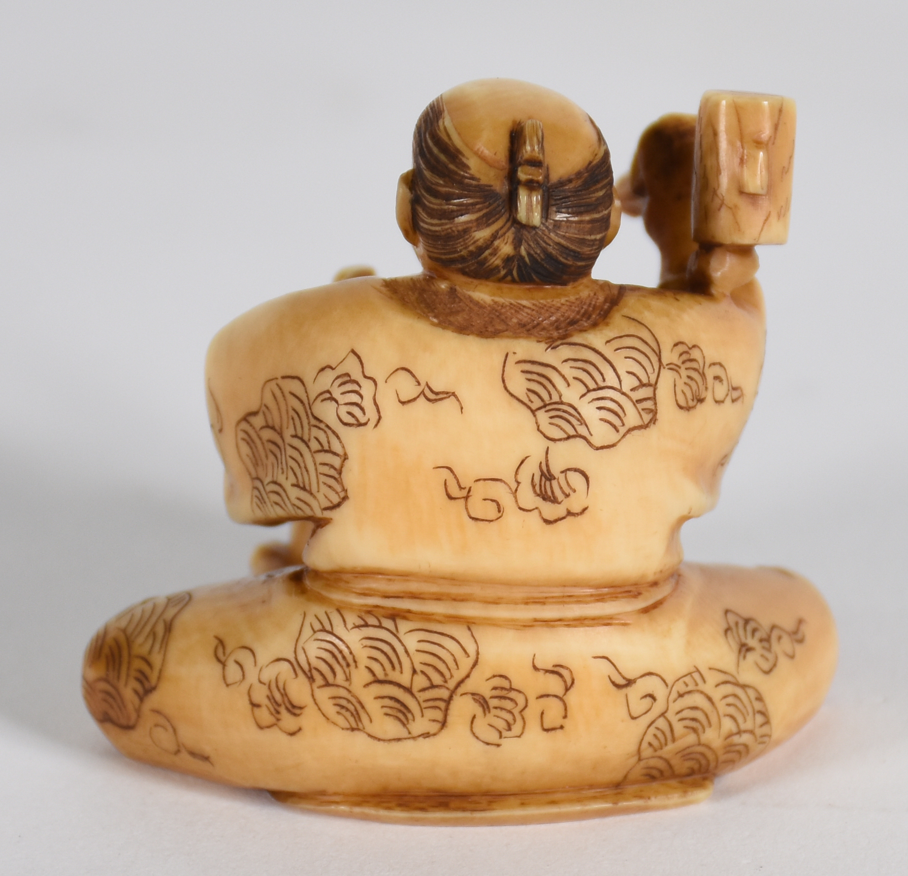 Netsuke de marfim representando Homem com martelo, assinado na base. - foto 2 de 3
