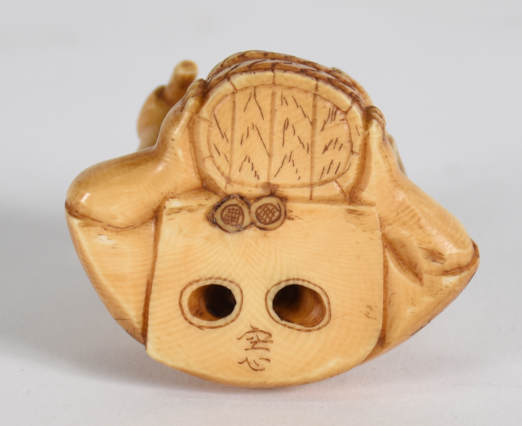 Netsuke de marfim representando Homem com martelo, assinado na base. - foto 3 de 3