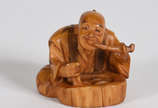 Netsuke  de marfim representando Homem com faca... - Netsuke  de marfim representando Homem com faca, assinado na base.