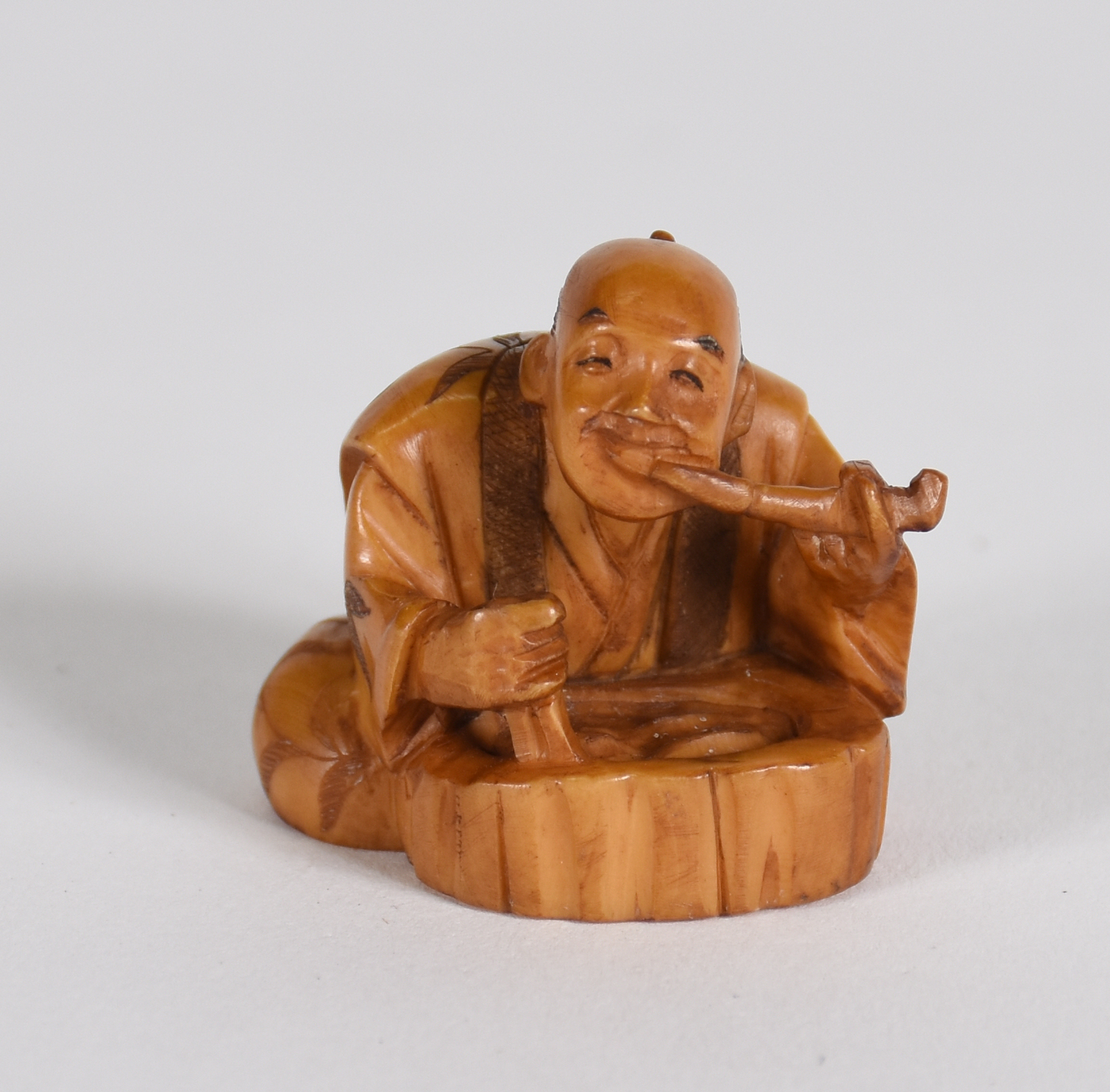 Netsuke de marfim representando Homem com faca, assinado na base. - foto 1 de 4