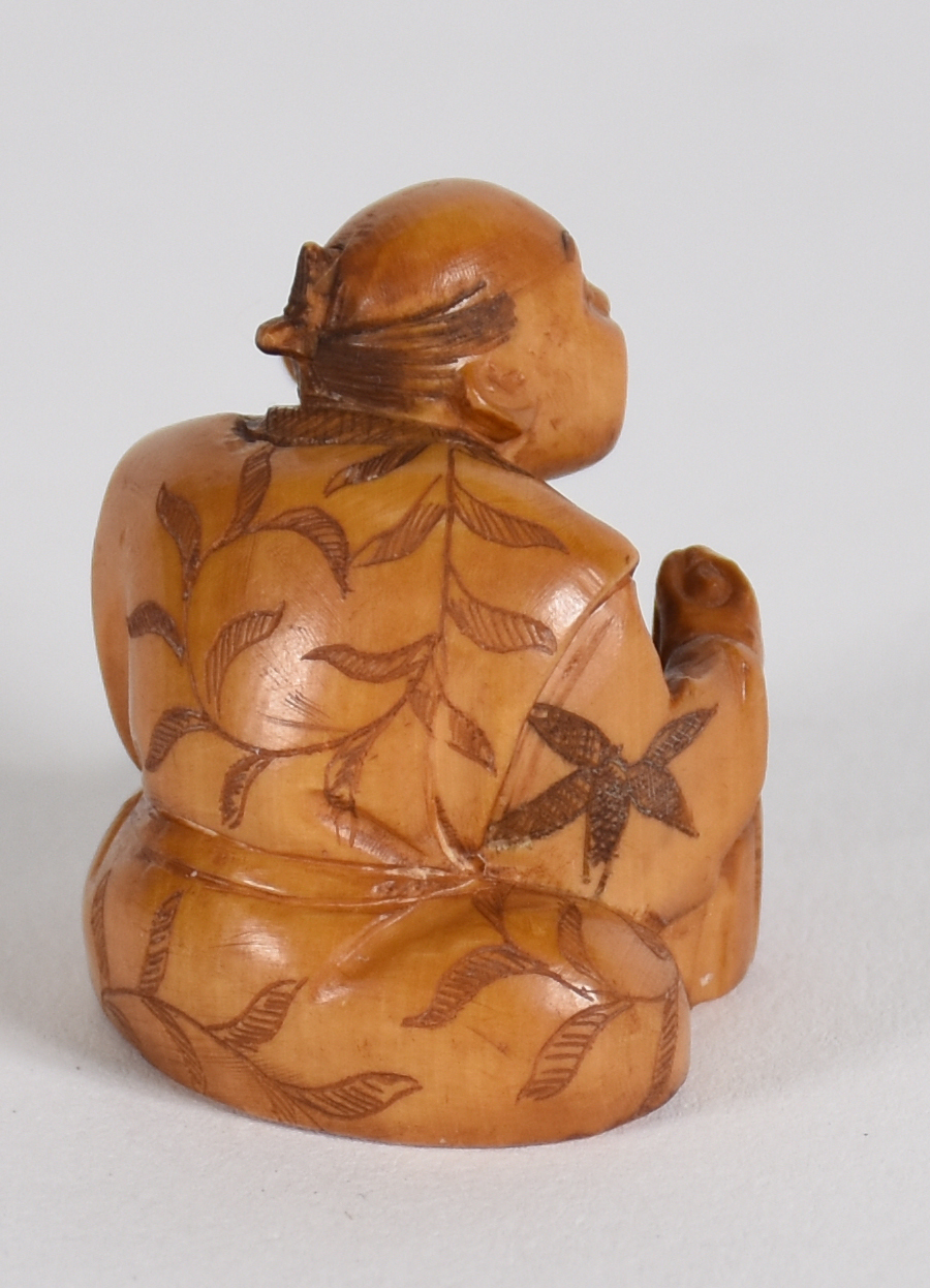 Netsuke de marfim representando Homem com faca, assinado na base. - foto 2 de 4