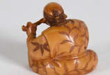 Netsuke  de marfim representando Homem com faca... - Netsuke  de marfim representando Homem com faca, assinado na base.