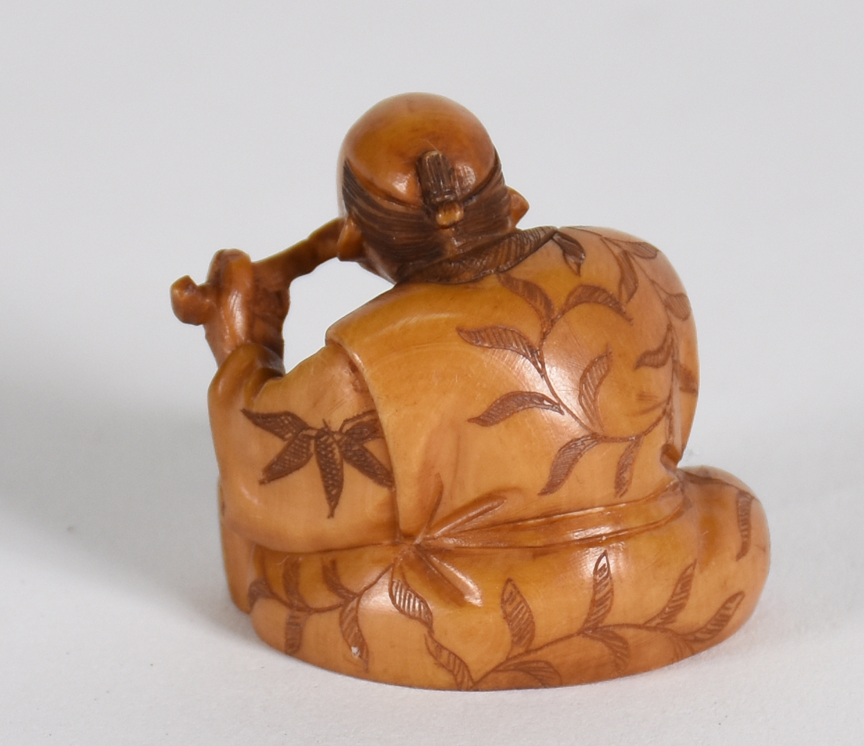 Netsuke de marfim representando Homem com faca, assinado na base. - foto 3 de 4