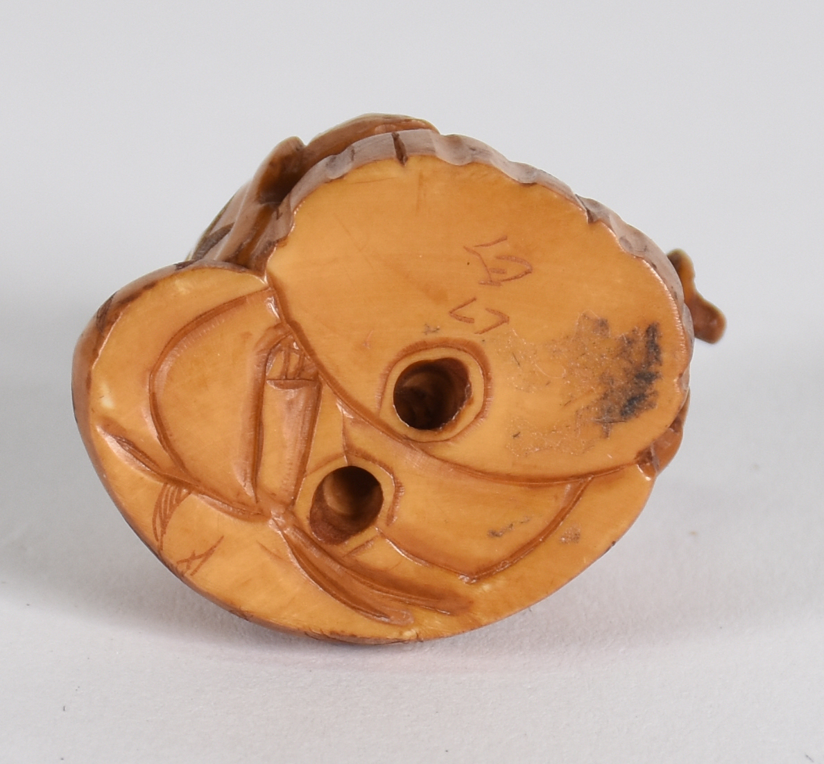 Netsuke de marfim representando Homem com faca, assinado na base. - foto 4 de 4