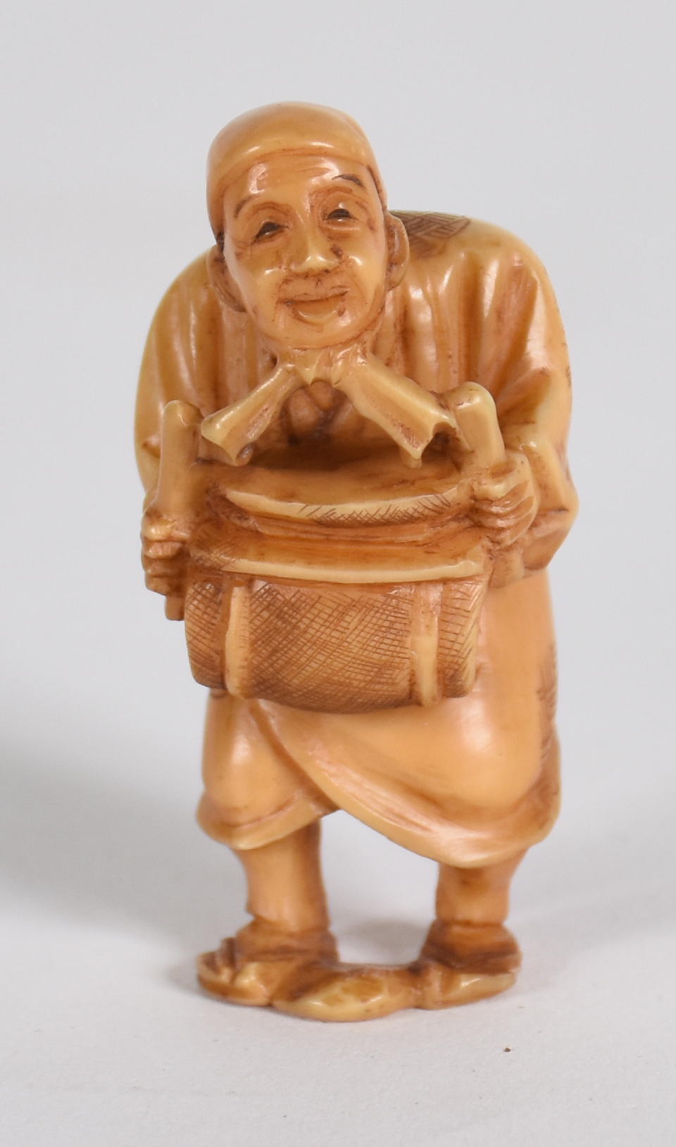 Okimono de marfim representando figura com cesto, assinado. - foto 1 de 3