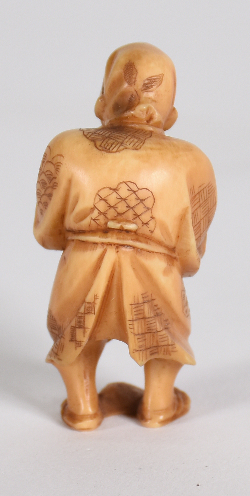 Okimono de marfim representando figura com cesto, assinado. - foto 2 de 3