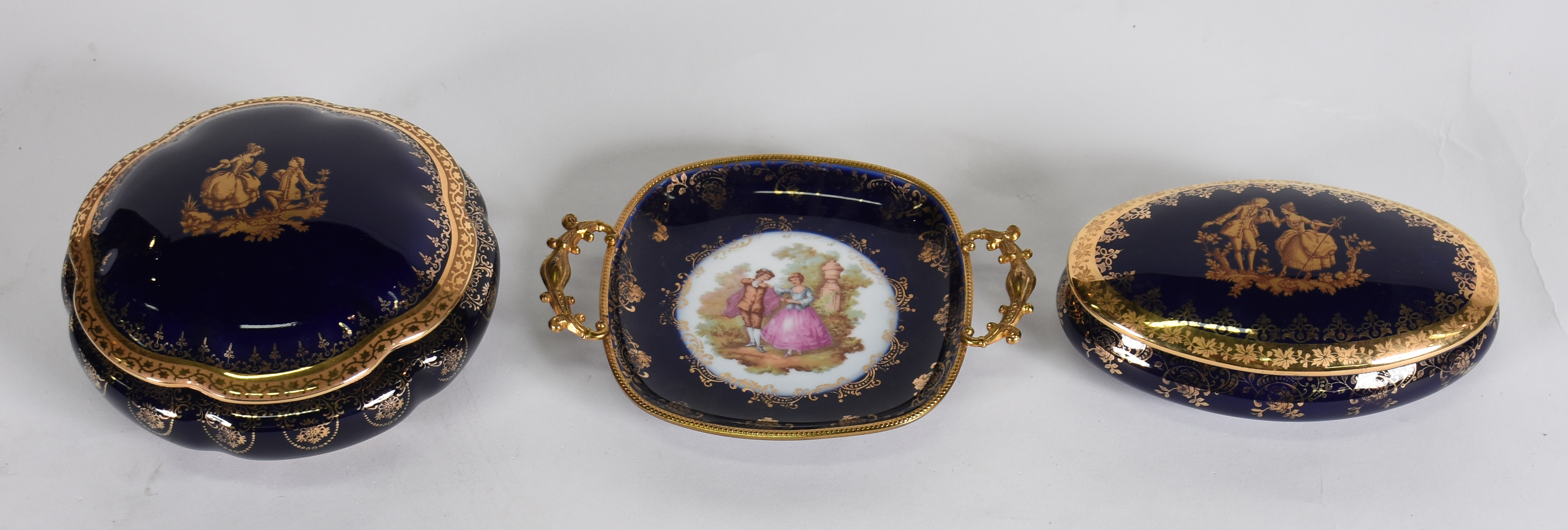 Três pequenas peças em porcelana francesa de Limoges azul cobalto com... - foto 1 de 2