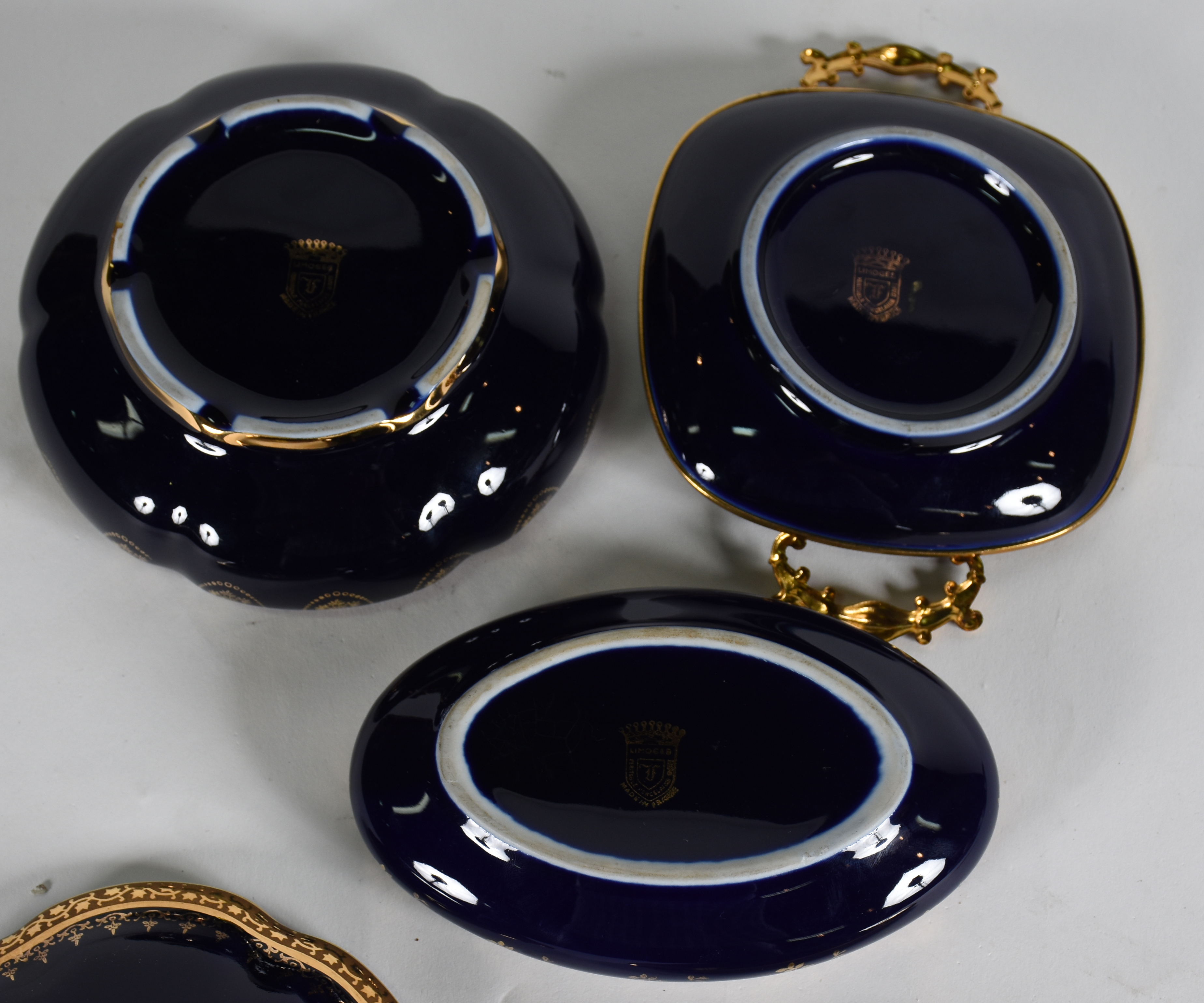 Três pequenas peças em porcelana francesa de Limoges azul cobalto com... - foto 2 de 2