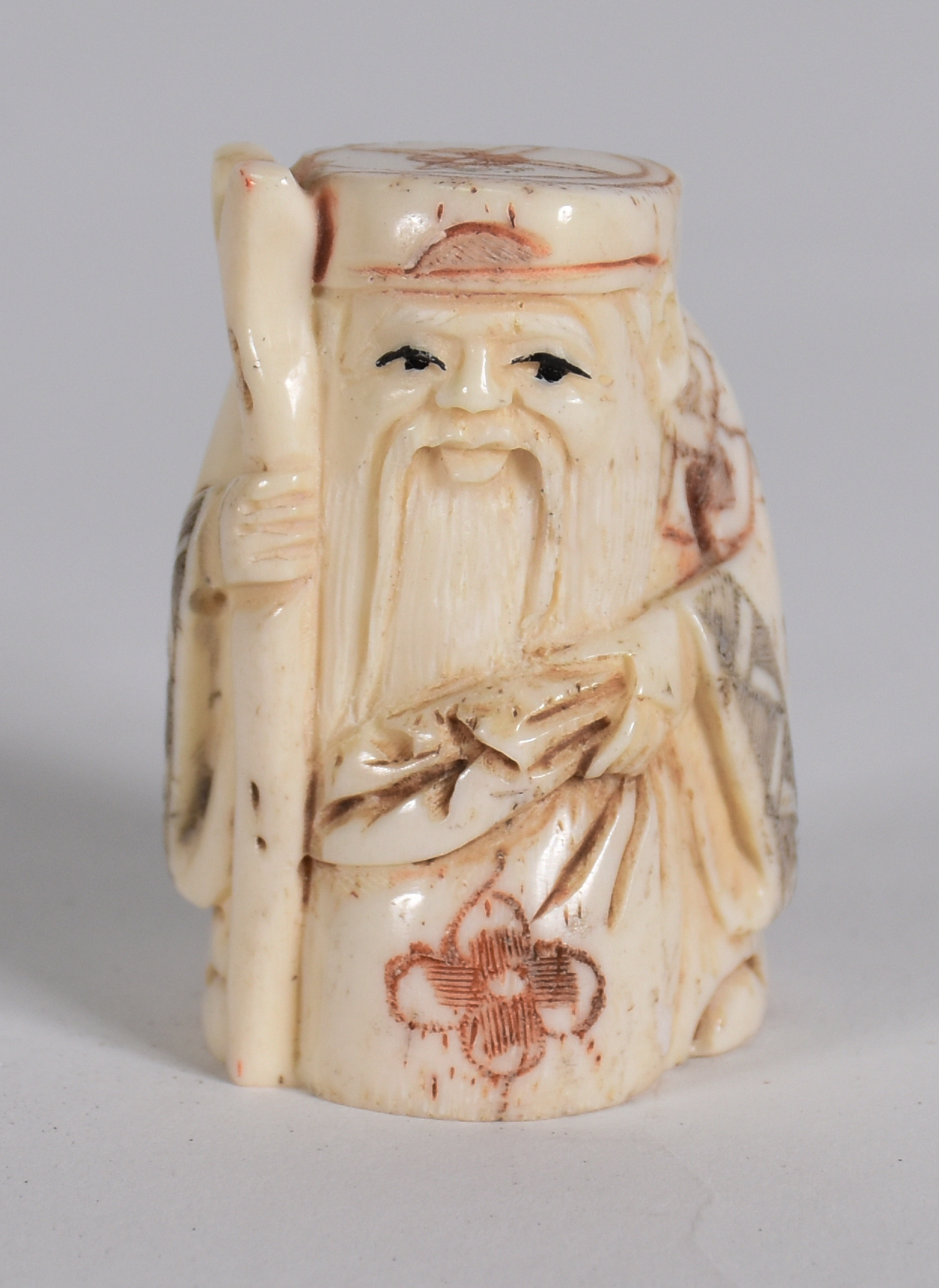 Netsuke de material córneo representando "Ancião com cajado". - foto 1 de 3