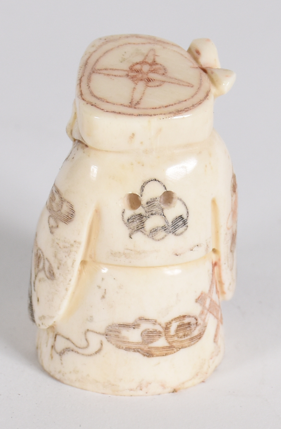 Netsuke de material córneo representando "Ancião com cajado". - foto 2 de 3