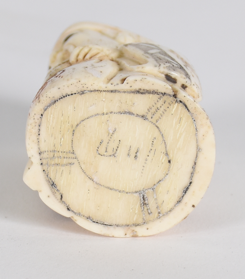 Netsuke de material córneo representando "Ancião com cajado". - foto 3 de 3