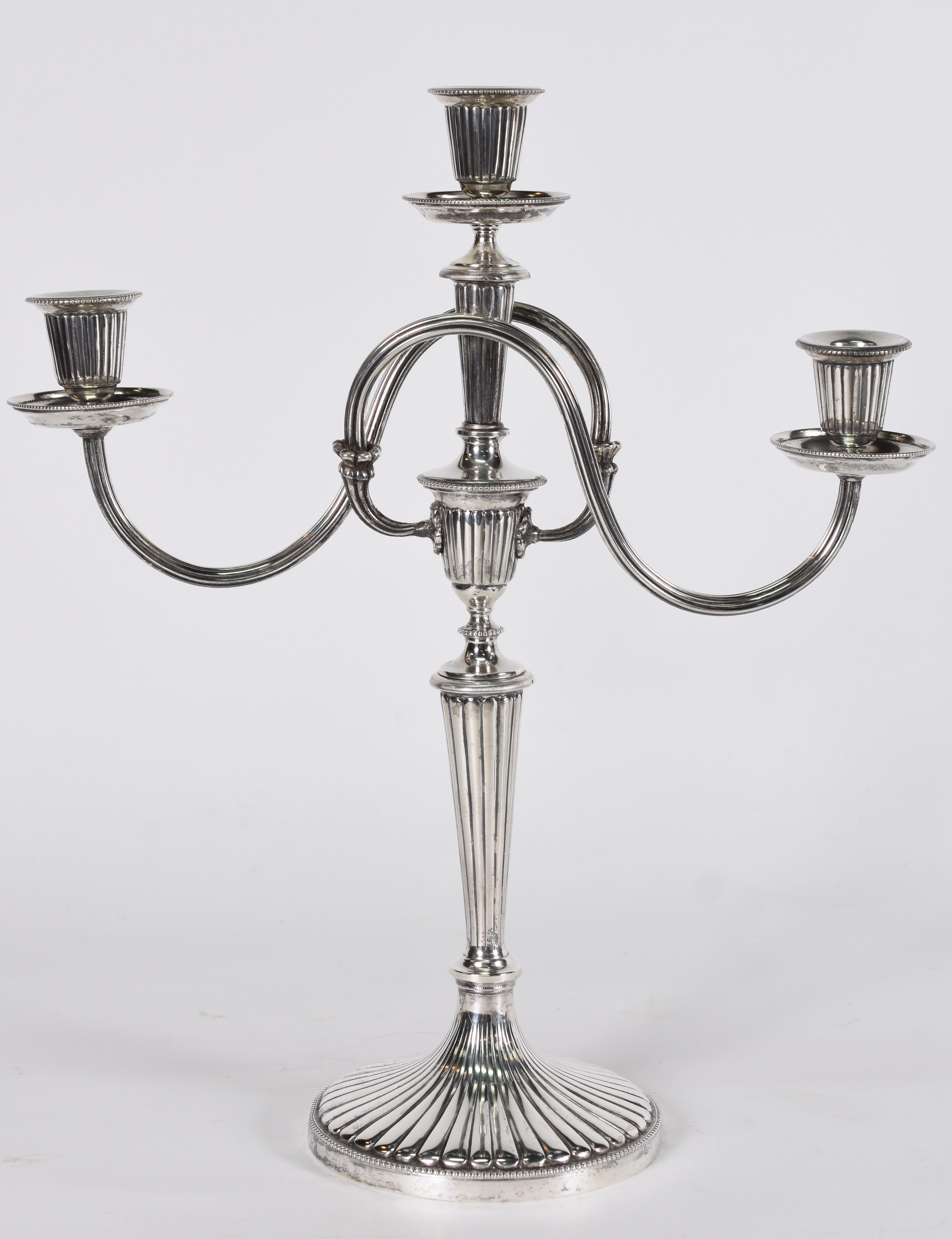 Candelabro de prata contraste 833 mls para 3 velas, braço feitio... - foto 1 de 3