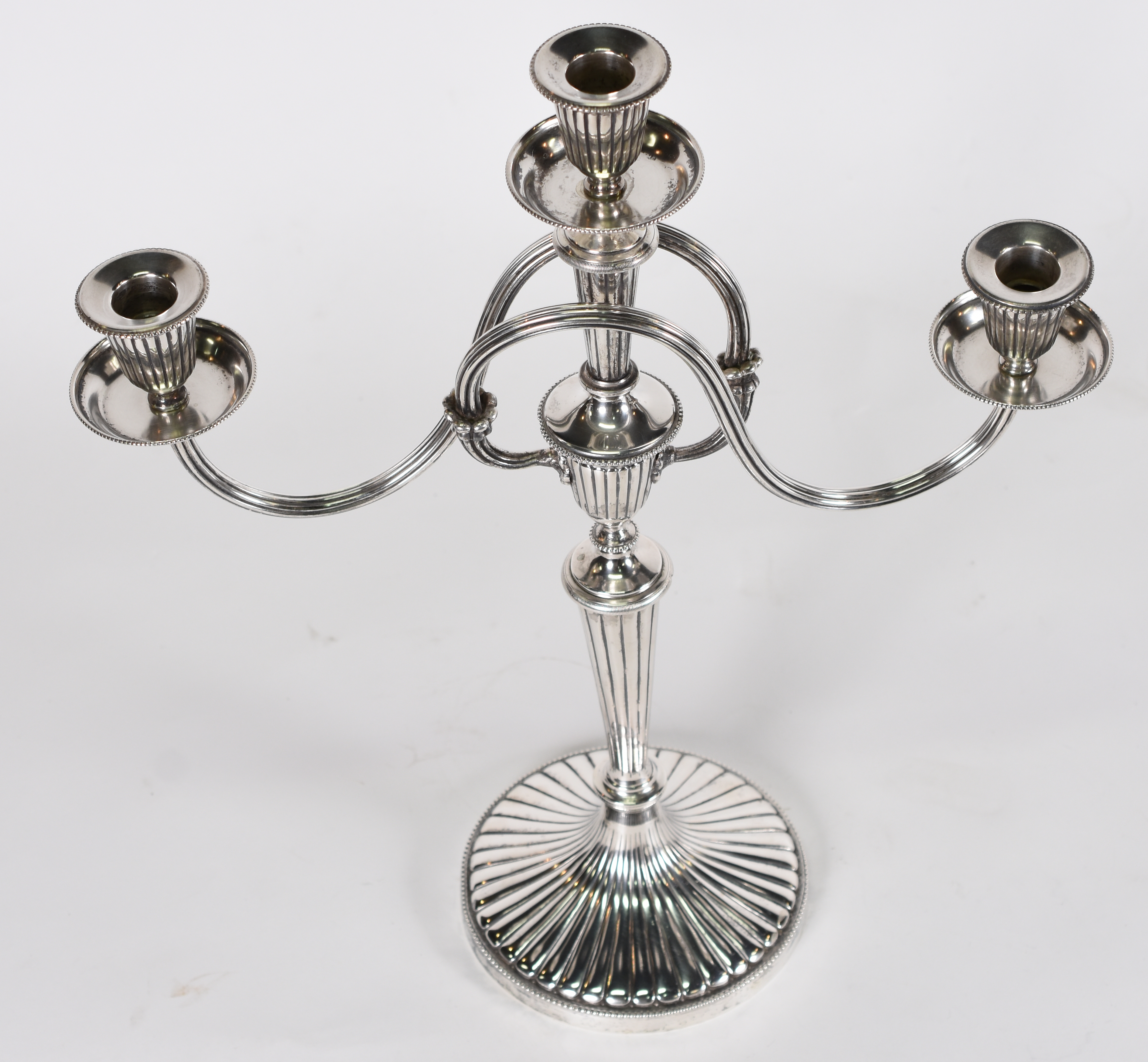 Candelabro de prata contraste 833 mls para 3 velas, braço feitio... - foto 2 de 3