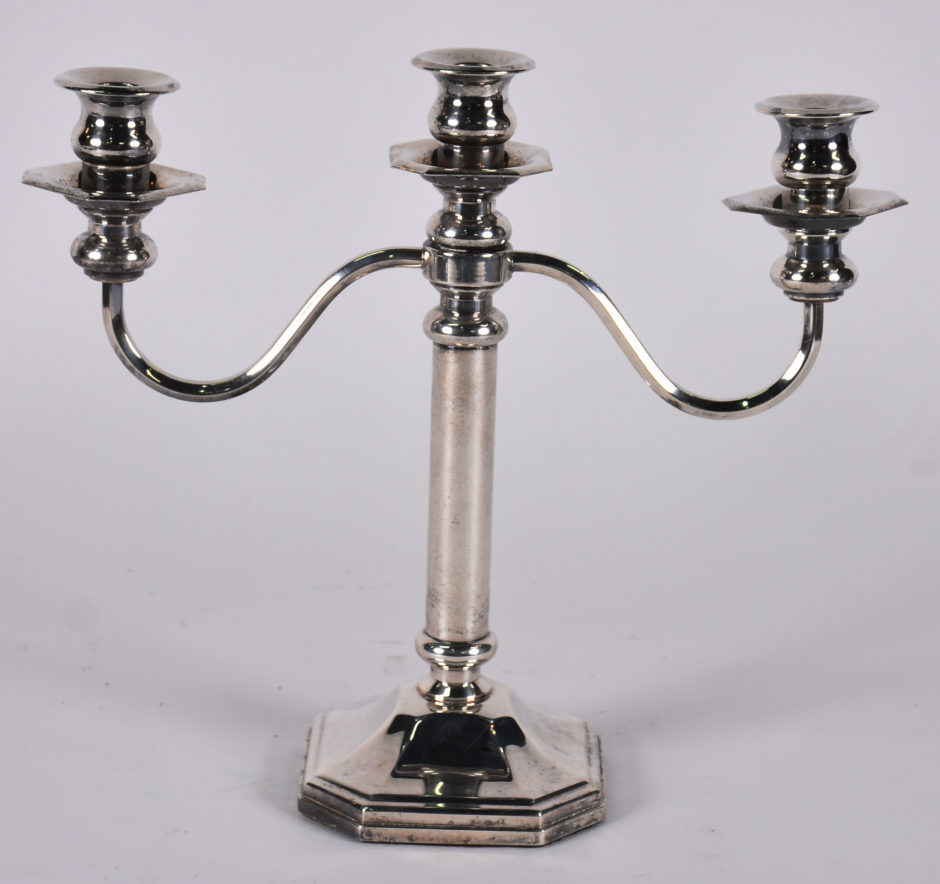 Candelabro de metal prateado SAINT JAMES para 3 velas. - foto 1 de 2