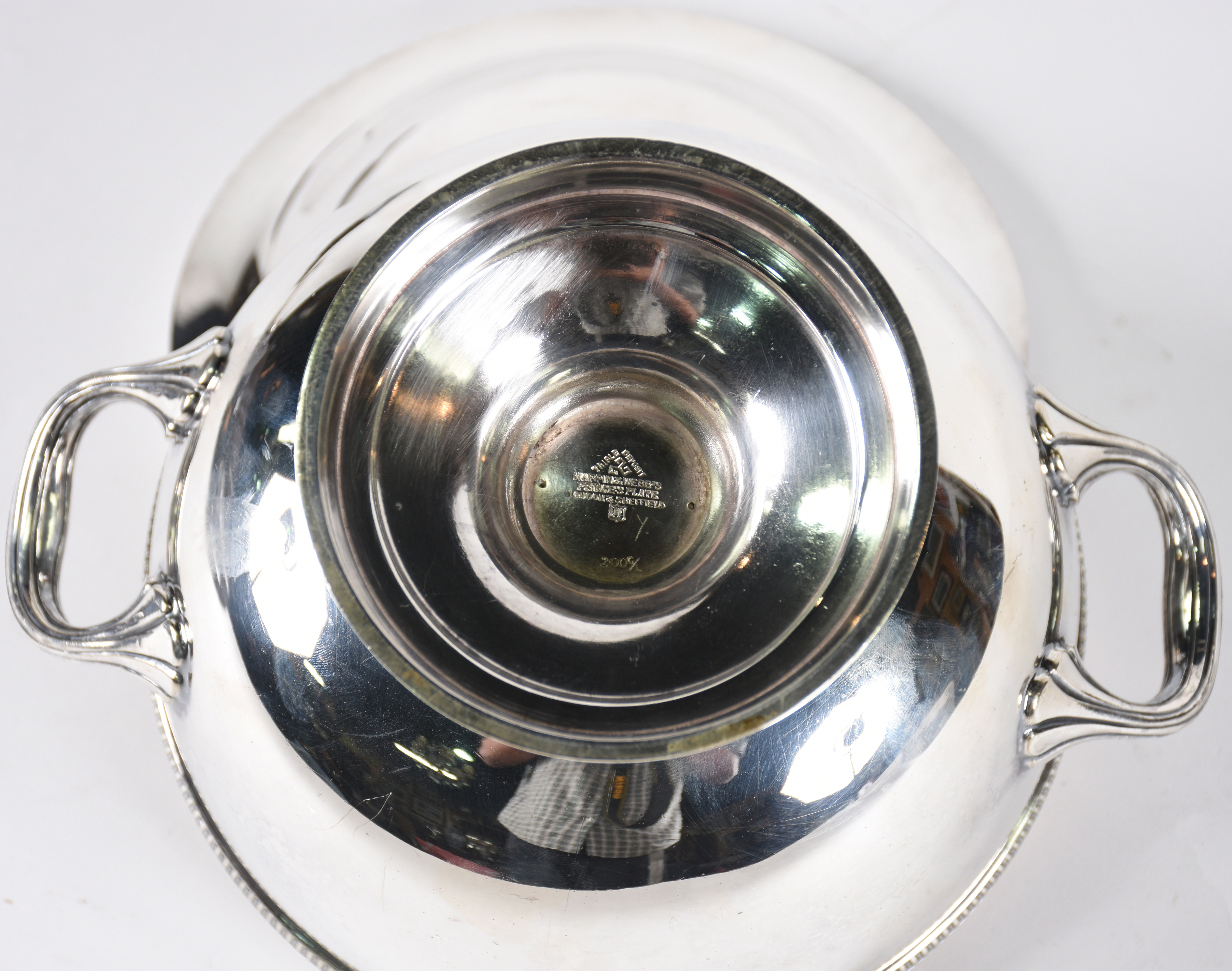 Sopeira de metal prateado Inglês Mappin & Webb com borda trabalhada - foto 3 de 3