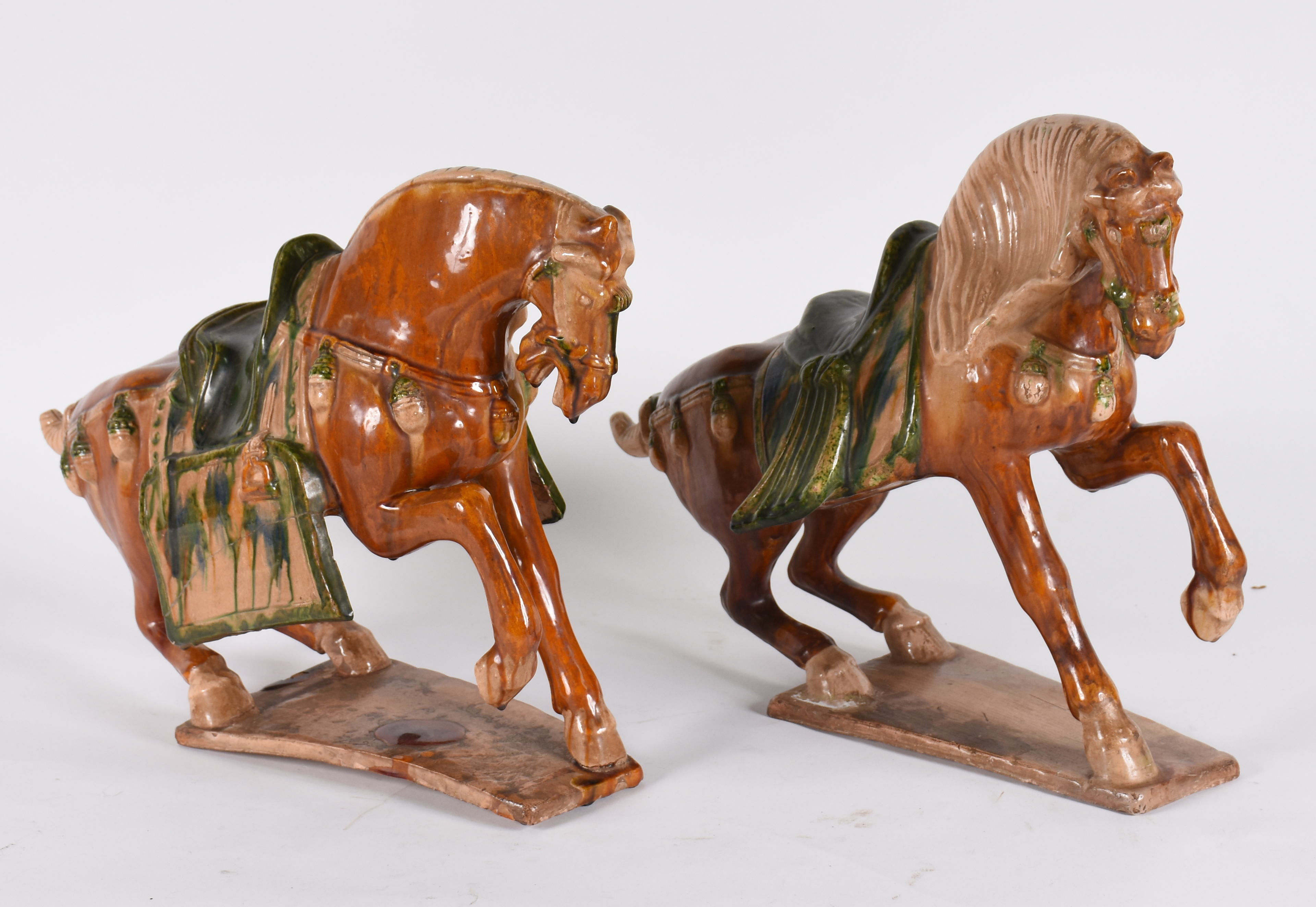 Dois cavalos de porcelana chinesa policromada( um deles com restauro... - foto 1 de 5