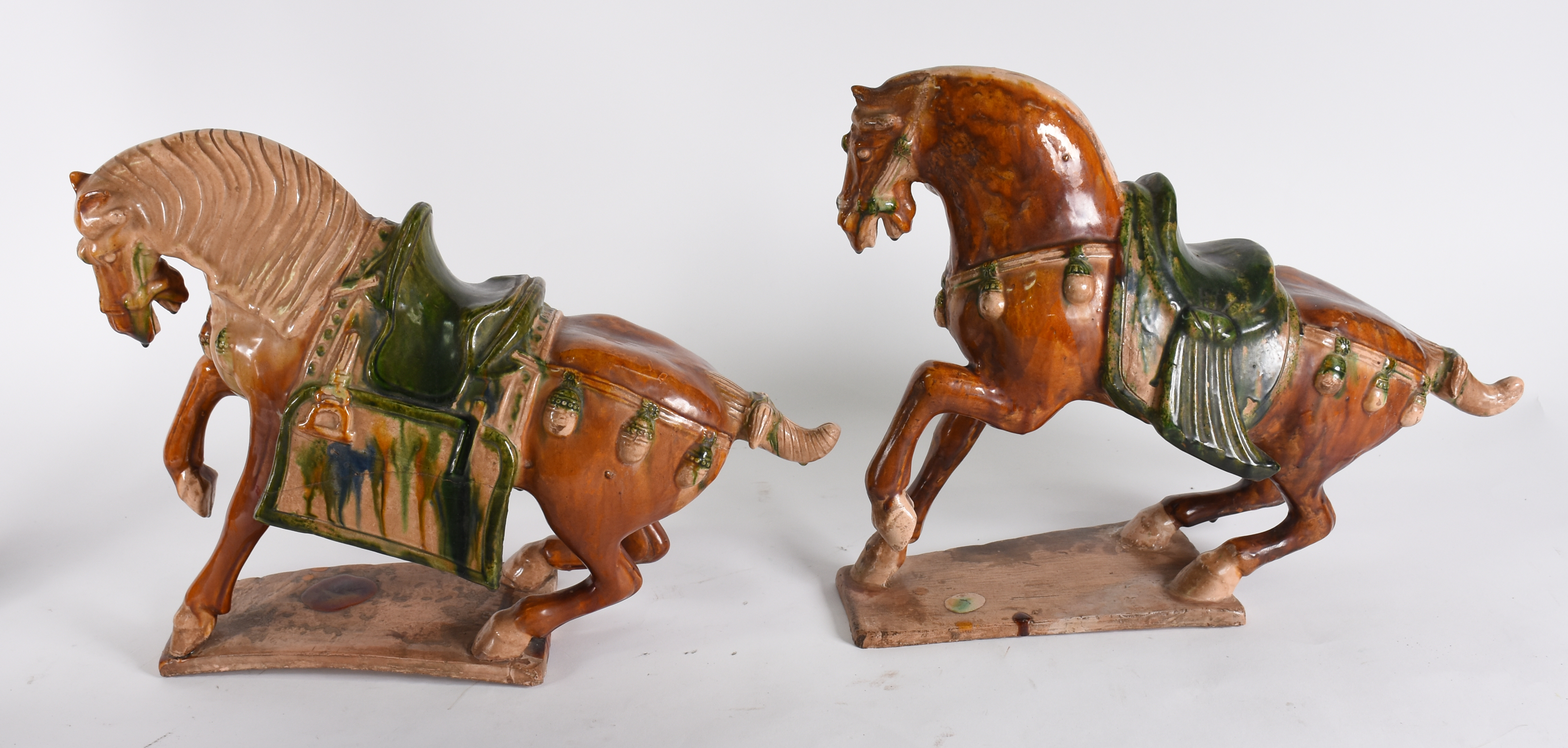 Dois cavalos de porcelana chinesa policromada( um deles com restauro... - foto 2 de 5
