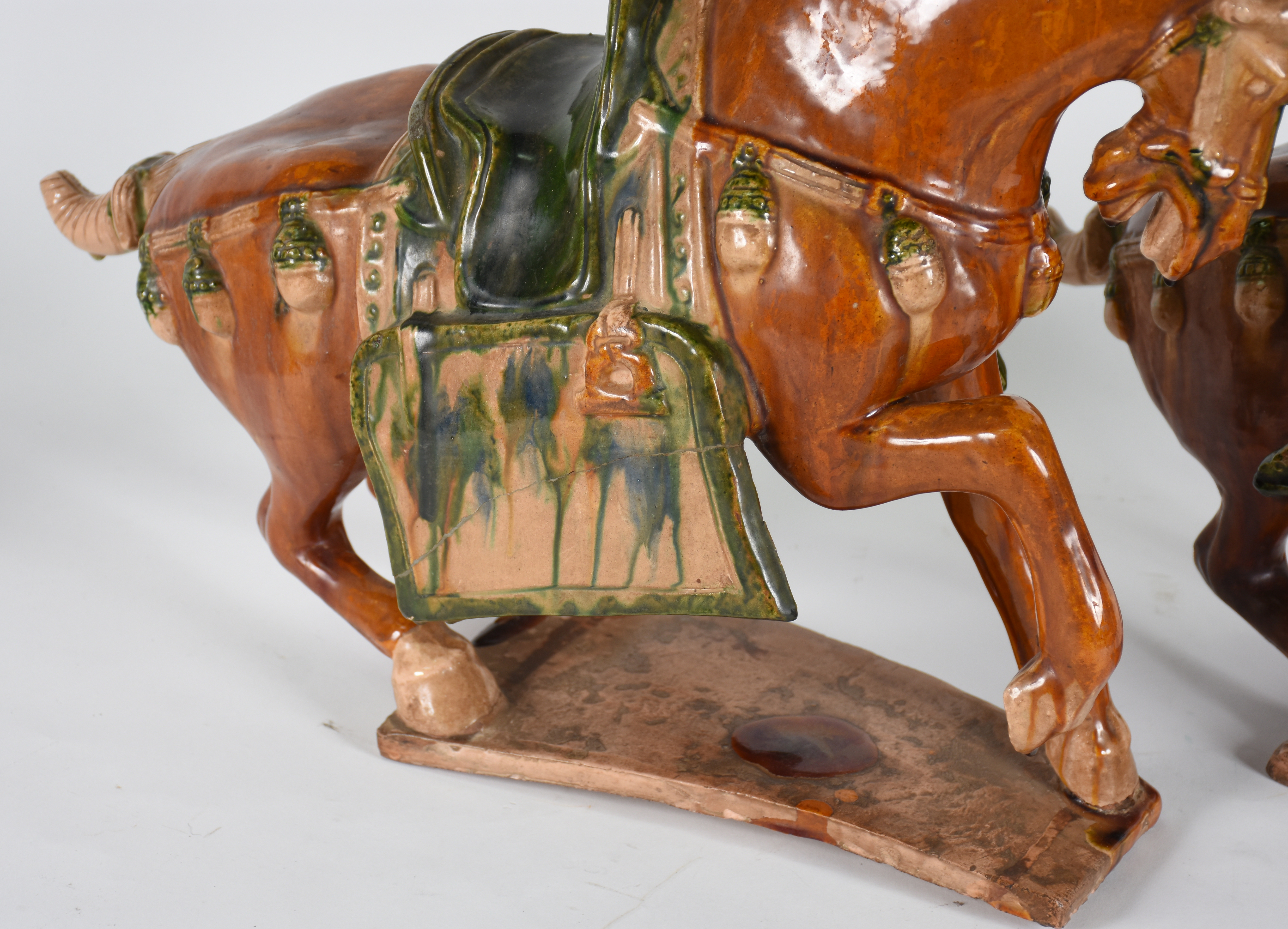 Dois cavalos de porcelana chinesa policromada( um deles com restauro... - foto 3 de 5