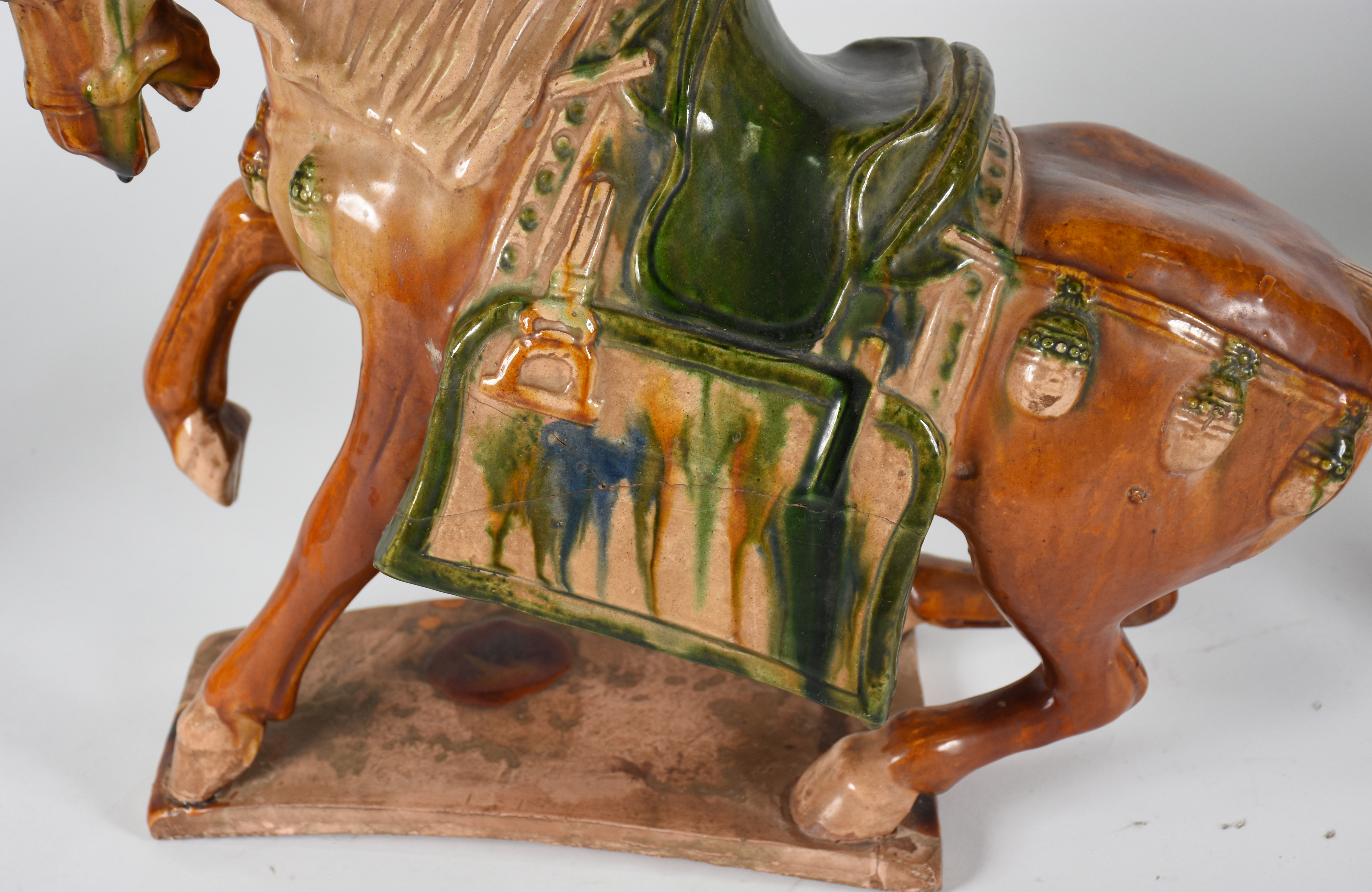 Dois cavalos de porcelana chinesa policromada( um deles com restauro... - foto 4 de 5