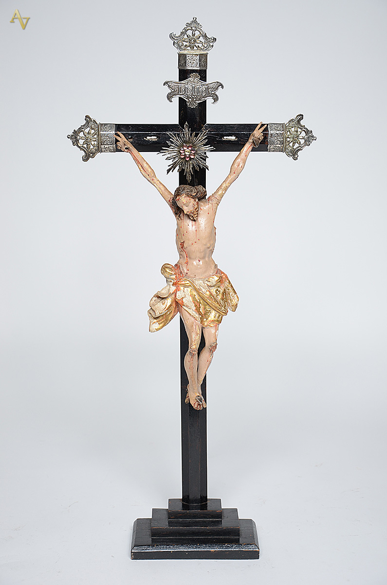Crucifixo com figura de CRISTO ricamente esculpida em madeira... - foto 1 de 4