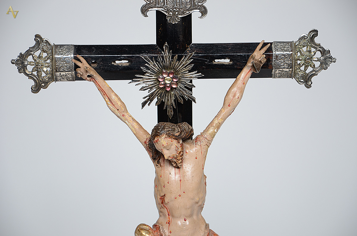 Crucifixo com figura de CRISTO ricamente esculpida em madeira... - foto 2 de 4