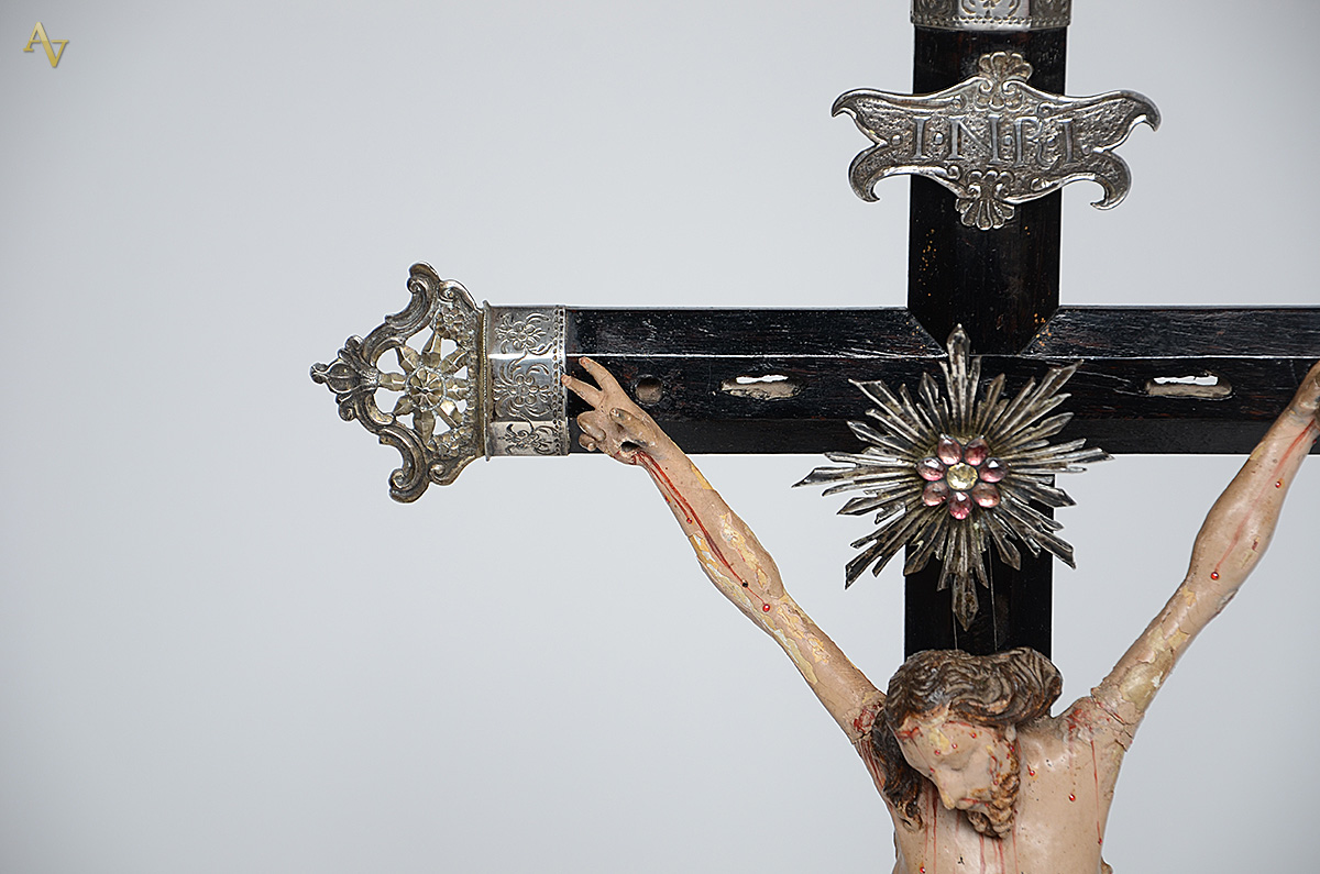 Crucifixo com figura de CRISTO ricamente esculpida em madeira... - foto 4 de 4