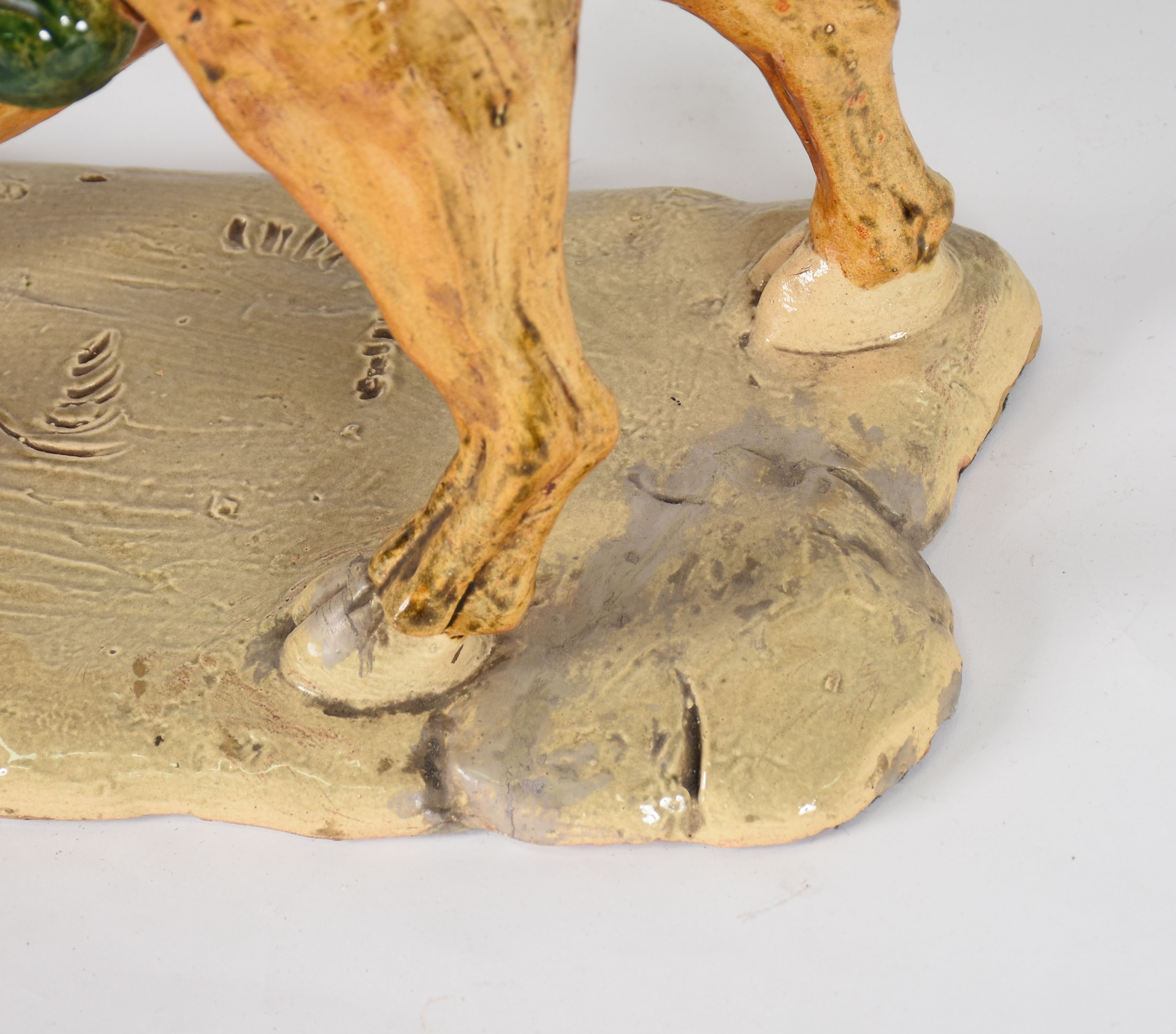 Escultura de cerâmica policromada representando camêlo, base colada. - foto 5 de 5