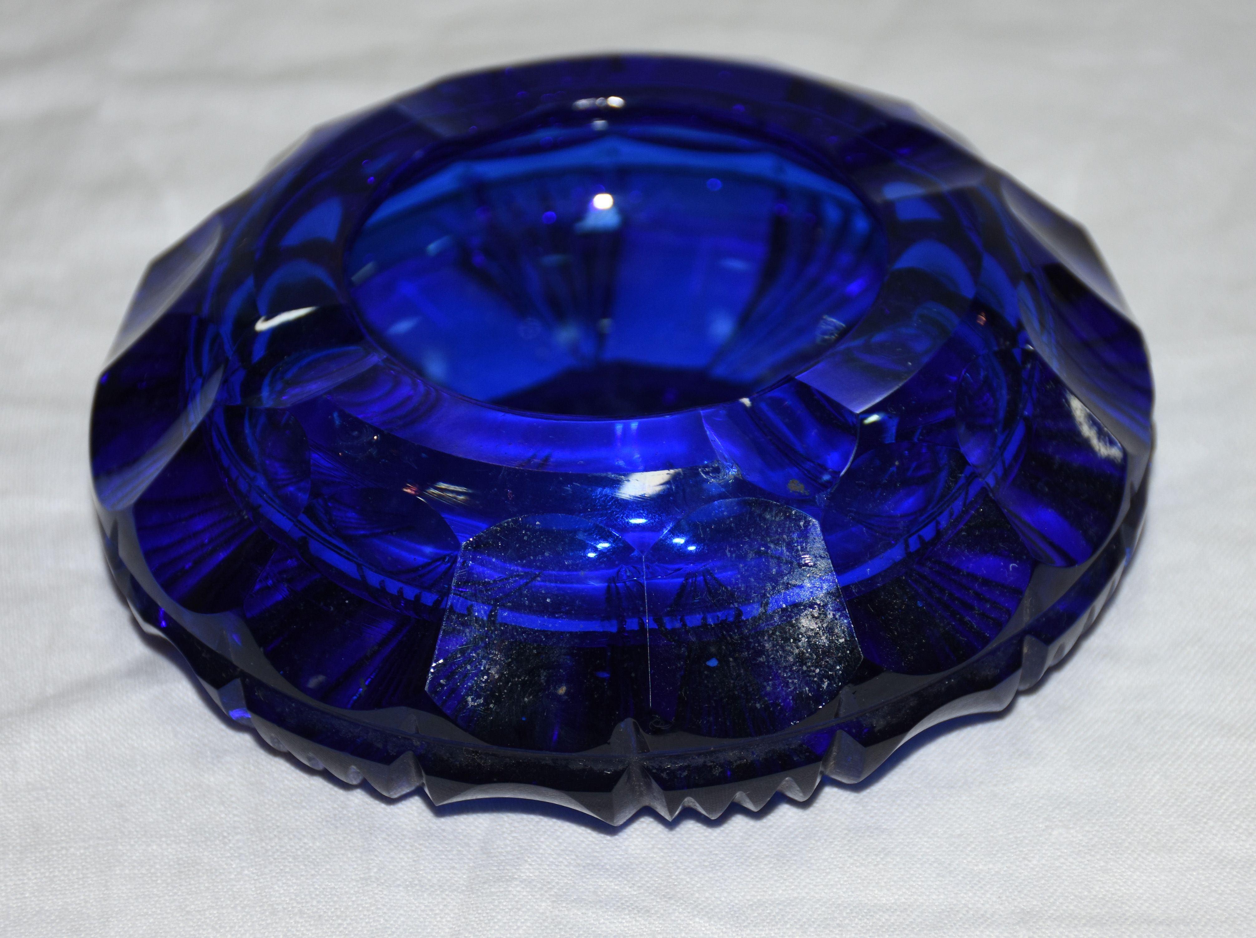 Cinzeiro de cristal na cor azul - foto 1 de 2