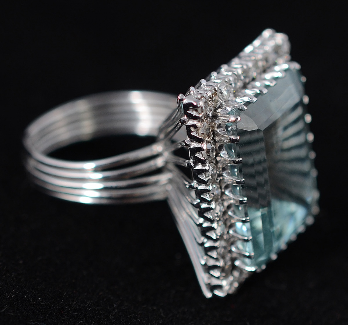 Anel de platina com aproximadamente 2.60 ct de brilhantes e água... - foto 1 de 2