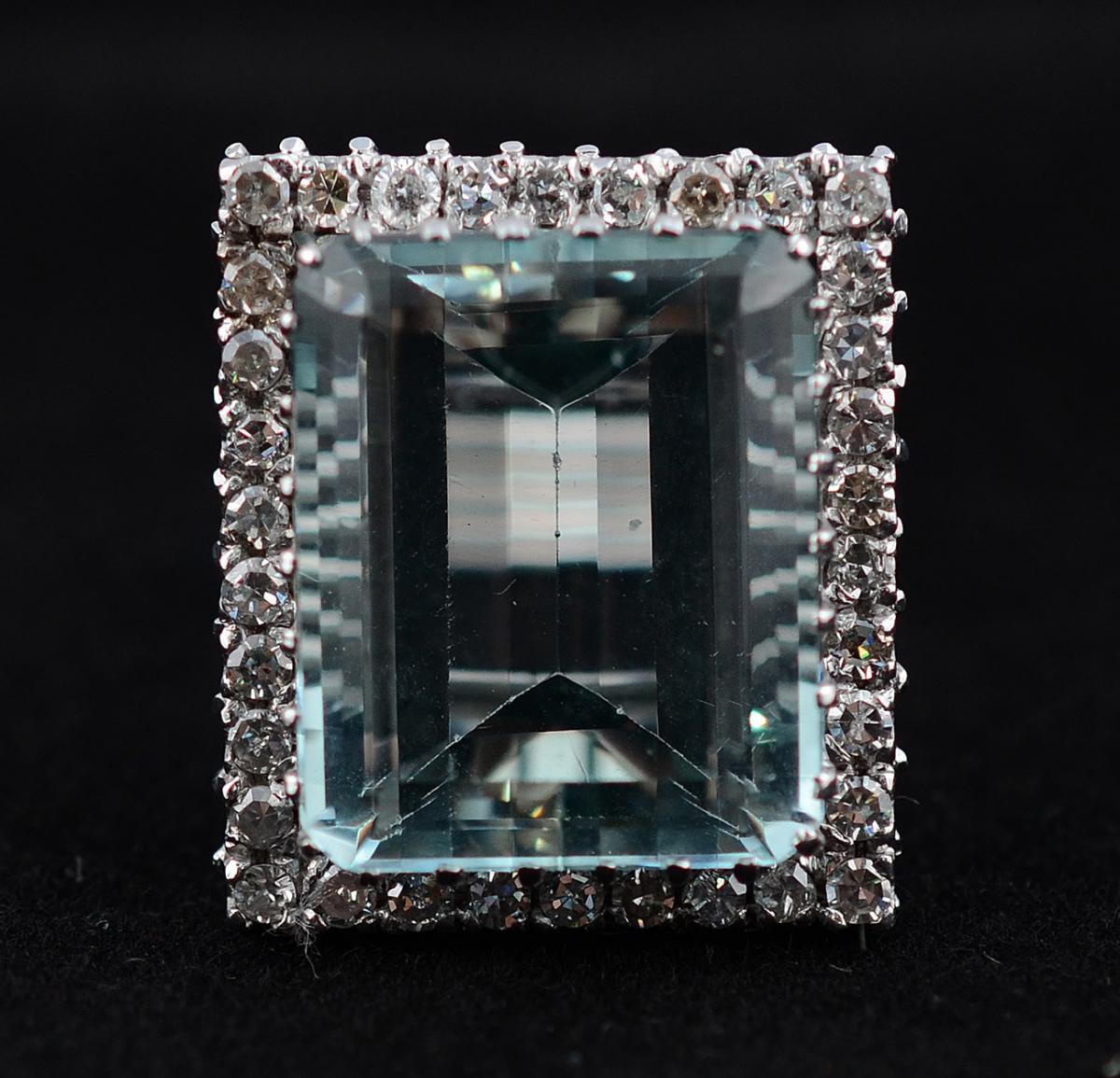 Anel de platina com aproximadamente 2.60 ct de brilhantes e água... - foto 2 de 2
