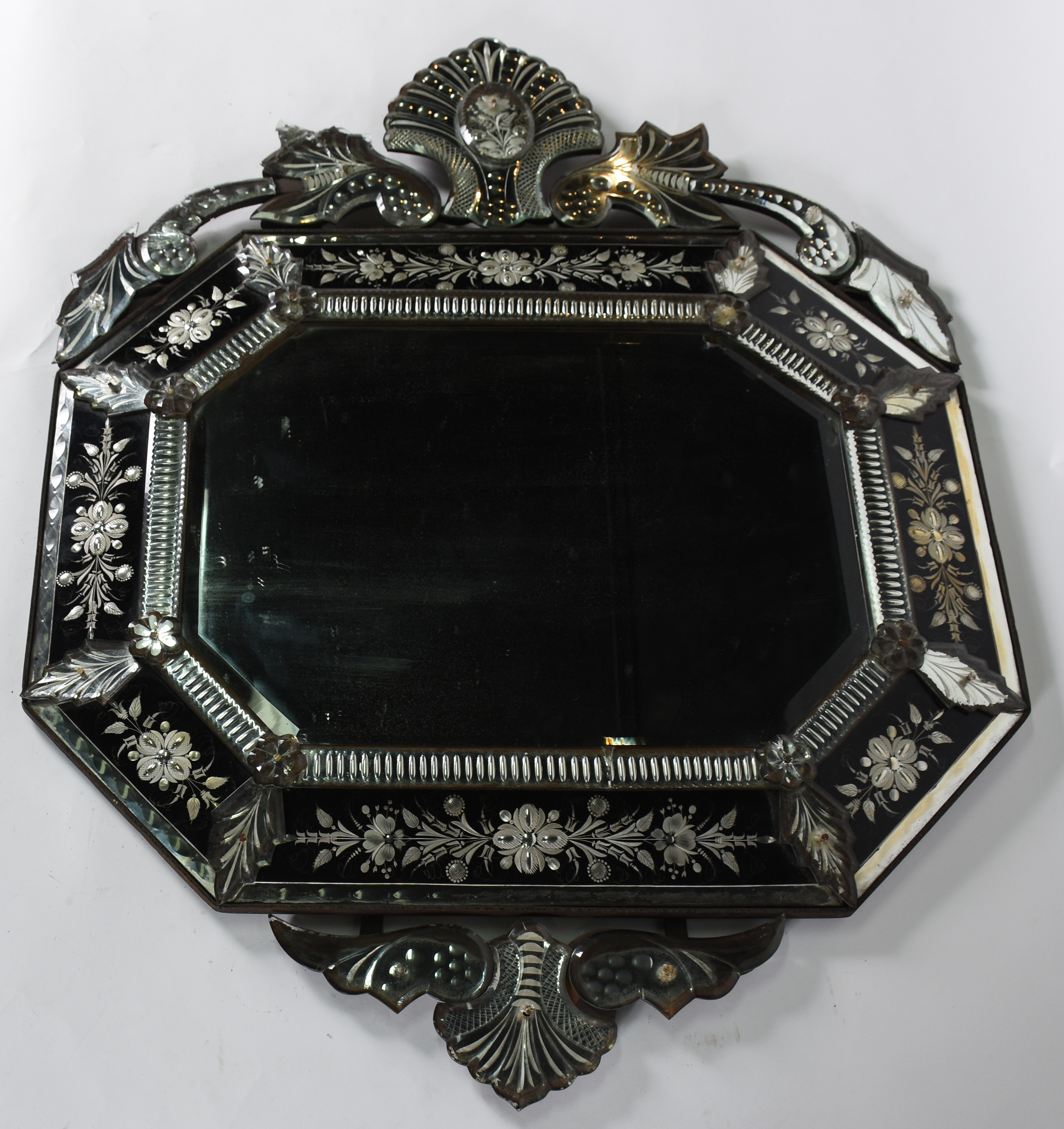 Espelho veneziano de cristal bisotado, moldura trabalhada com folhas... - foto 1 de 3