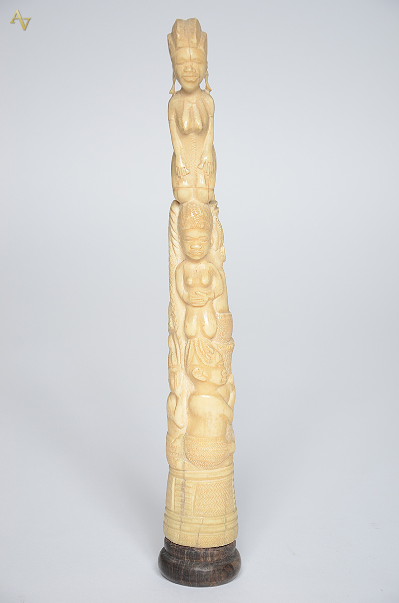 Escultura de marfim em forma de totem com figuras femininas. Altura... - foto 1 de 2